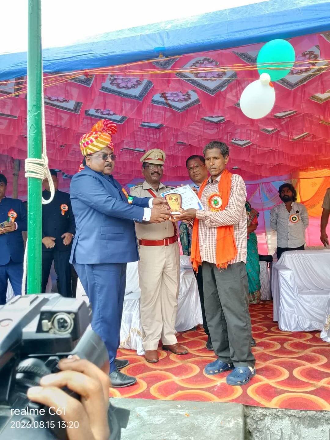पर्यावरण संरक्षण के क्षेत्र में उत्कृष्ट कार्य हेतु चौरिया के वीरेन्द्र चौधरी सम्मानित
रिपोर्ट: चंदेश कुमार पटेल
झारखंड दृष्टि न्यूज
खरौंधी (गढ़वा): स्वतंत्रता दिवस के अवसर पर पर्यावरण संरक्षण एवं जनजागरूकता के क्षेत्र में उत्कृष्ट कार्य करने के लिए चौरिया निवासी एवं पर्यावरण मित्र वीरेन्द्र चौधरी को अनुमंडल पदाधिकारी श्री बंशीधर नगर प्रभाकर मिर्धा द्वारा प्रशस्ति पत्र एवं मोमेंटो देकर सम्मानित किया गया।
बताया गया की खरौंधी प्रखंड विकास पदाधिकारी द्वारा वीरेन्द्र चौधरी के नाम की अनुशंसा किए जाने के बाद उन्हें यह सम्मान प्रदान किया गया। पर्यावरण संरक्षण, वृक्षारोपण, स्वच्छता एवं सामाजिक जागरूकता के क्षेत्र में उनके द्वारा किए जा रहे उल्लेखनीय कार्यों को देखते हुए यह सम्मान दिया गया।
सम्मान समारोह के दौरान अनुमंडल पदाधिकारी प्रभाकर मिर्धा ने कहा कि समाज में सकारात्मक बदलाव लाने वाले लोगों को सम्मानित करना आवश्यक है, ताकि अन्य लोग भी प्रेरित होकर जनहित एवं पर्यावरण संरक्षण के कार्यों में भागीदारी निभाएं।
सम्मान प्राप्त करने के बाद वीरेन्द्र चौधरी ने कहा, “स्वतंत्रता दिवस के अवसर पर मिला यह सम्मान मेरे लिए गर्व की बात है। यह सम्मान मुझे पर्यावरण संरक्षण और समाजहित के कार्यों को और अधिक समर्पण के साथ करने की प्रेरणा देगा। मैं अनुमंडल पदाधिकारी प्रभाकर मिर्धा, प्रखंड विकास पदाधिकारी एवं प्रशासन का हृदय से आभार व्यक्त करता हूं। आगे भी पर्यावरण संरक्षण, वृक्षारोपण एवं जनजागरूकता के कार्यों में सक्रिय भूमिका निभाता रहूंगा।”
क्षेत्र के लोगों ने भी वीरेन्द्र चौधरी को सम्मान मिलने पर खुशी व्यक्त करते हुए इसे पर्यावरण संरक्षण के क्षेत्र में कार्य कर रहे लोगों के लिए प्रेरणादायक बताया।