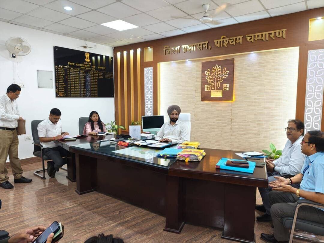 बेतिया में जिला पदाधिकारी श्री तरनजोत सिंह की अध्यक्षता में मंगलवार को कार्यालय प्रकोष्ठ में विद्यार्थी सहयोग पोर्टल, साइबर मंगलवार तथा श्री गुरु संत रविदास जी की 650वीं जयंती के अवसर पर आयोजित होने वाले विभिन्न कार्यक्रमों की तैयारियों को लेकर समीक्षा बैठक आयोजित की गयी। बैठक में संबंधित विभागों के पदाधिकारियों को निर्धारित कार्यों के ससमय निष्पादन एवं कार्यक्रमों के व्यापक प्रचार-प्रसार को लेकर आवश्यक दिशा-निर्देश दिया गया।
बैठक में जिला पदाधिकारी ने विद्यार्थी सहयोग पोर्टल के माध्यम से विद्यार्थियों को उपलब्ध करायी जा रही सेवाओं एवं सुविधाओं की प्रगति की समीक्षा की। उन्होंने कहा कि छात्र-छात्राओं की शैक्षणिक एवं छात्रावास से संबंधित समस्याओं के त्वरित समाधान के उद्देश्य से विद्यार्थी सहयोग पोर्टल शुरू किया गया है। उन्होंने संबंधित पदाधिकारियों को कॉलेजों में आयोजित होने वाले विद्यार्थी सहयोग शिविर की बेहतर तैयारी सुनिश्चित करने का निर्देश दिया, ताकि विद्यार्थियों को किसी प्रकार की परेशानी नहीं हो।
समीक्षा के दौरान साइबर मंगलवार के तहत जिले में संचालित की जाने वाली जागरूकता गतिविधियों की भी जानकारी ली गयी। जिला पदाधिकारी ने कहा कि डिजिटल सेवाओं और ऑनलाइन लेन-देन का उपयोग तेजी से बढ़ रहा है। ऐसे में आमजन को साइबर अपराध से बचाव के प्रति जागरूक करना बेहद जरूरी है।
उन्होंने निर्देश दिया कि ऑनलाइन ठगी, फर्जी लिंक, ओटीपी साझा करने, बैंकिंग संबंधी गोपनीय जानकारी देने तथा संदिग्ध कॉल और मैसेज से होने वाले साइबर अपराधों के प्रति लोगों को सजग किया जाए। विद्यालयों, महाविद्यालयों, सरकारी कार्यालयों एवं सार्वजनिक स्थलों पर जागरूकता कार्यक्रम आयोजित करने के साथ-साथ, सहयोग शिविर, विद्यार्थी सहयोग शिविर सहित सोशल मीडिया एवं अन्य माध्यमों से साइबर सुरक्षा संबंधी महत्वपूर्ण जानकारियों का व्यापक प्रचार-प्रसार करने को कहा।
जिला पदाधिकारी ने कहा कि साइबर जागरूकता अभियान का मुख्य उद्देश्य लोगों को साइबर अपराध के प्रति सजग बनाना तथा सुरक्षित डिजिटल व्यवहार के लिए प्रेरित करना होना चाहिए।
बैठक में श्री गुरु संत रविदास जी की 650वीं जयंती के अवसर पर आयोजित होने वाले विभिन्न कार्यक्रमों की तैयारियों की भी विस्तृत समीक्षा की गयी। जिला पदाधिकारी ने संबंधित पदाधिकारियों को कार्यक्रमों का व्यापक प्रचार-प्रसार सुनिश्चित करने तथा अधिक से अधिक लोगों की भागीदारी सुनिश्चित करने का निर्देश दिया। उन्होंने सभी निर्धारित गतिविधियों को आपसी समन्वय के साथ प्रभावी ढंग से संचालित करने पर जोर दिया।
बैठक में उप विकास आयुक्त श्री काजले वैभव नितिन, नगर आयुक्त, नगर निगम बेतिया सुश्री शिवाक्षी दीक्षित, अपर समाहर्ता-सह-जिला लोक शिकायत निवारण पदाधिकारी श्री अनिल कुमार सिन्हा, जिला भू-अर्जन पदाधिकारी श्री अमरेंद्र कुमार, वरीय उप समाहर्ता श्रीमती रोचना माद्री, विशेष कार्य पदाधिकारी श्री सुजीत कुमार सहित अन्य संबंधित पदाधिकारी उपस्थित थे।