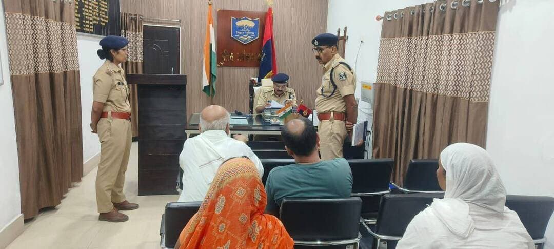 बगहा एसपी राजेश कुमार जन सुनवाई के तहत लोगों की समस्याओं से हुए रूबरू