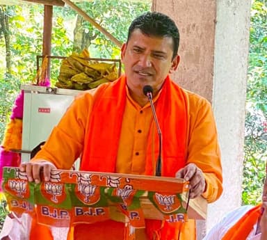 लडभड़ोल में संत रविदास जी की पवित्र मिट्टी की कलश यात्रा का हुआ भव्य स्वागत
लडभड़ोल/अनीता शर्मा ।
संत शिरोमणि गुरु रविदास जी की पवित्र मिट्टी की कलश यात्रा के शुभ अवसर पर लडभड़ोल में आयोजित कार्यक्रम में जोगिंदर नगर के विधायक प्रकाश राणा ने सहभागिता की। इस दौरान श्रद्धालुओं ने संत रविदास जी के प्रति अपनी श्रद्धा एवं आस्था प्रकट की।
विधायक प्रकाश राणा ने कहा कि संत रविदास जी ने अपने जीवन और विचारों के माध्यम से समाज को समानता, मानवता, भाईचारे और सामाजिक समरसता का संदेश दिया। उनका जीवन आज भी समाज के प्रत्येक वर्ग के लिए प्रेरणास्रोत है। उन्होंने कहा कि संत रविदास जी की शिक्षाएं समाज में भेदभाव समाप्त कर आपसी प्रेम और सद्भाव को मजबूत करने की दिशा में महत्वपूर्ण मार्गदर्शन प्रदान करती हैं।
उन्होंने कहा कि पवित्र मिट्टी की कलश यात्रा के माध्यम से संत रविदास जी के विचारों और उनके महान संदेश को जन-जन तक पहुंचाने का अवसर मिल रहा है। यह यात्रा लोगों को सामाजिक एकता, समानता और मानव कल्याण के प्रति प्रेरित करने का महत्वपूर्ण माध्यम है।
इस अवसर पर विधायक प्रकाश राणा ने संत शिरोमणि गुरु रविदास जी के चरणों में कोटि-कोटि नमन करते हुए सभी श्रद्धालुओं को शुभकामनाएं दीं और समाज में भाईचारा, प्रेम एवं सामाजिक समरसता बनाए रखने का आह्वान किया।
