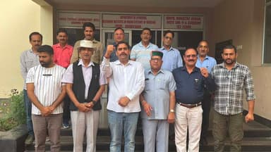 20 अगस्त से क्रमिक भूख हड़ताल पर बैठेगी आरसीएफसी बचाओ संघर्ष समिति : गुरु शरण परमार
25 अगस्त को चक्का जाम और विशाल धरना-प्रदर्शन की चेतावनी
जोगिंद्रनगर/उमेश कुमार।
क्षेत्रीय सह सुविधा केंद्र (आरसीएफसी) जोगिंद्रनगर को यहां से स्थानांतरित करने के प्रस्ताव के विरोध में आरसीएफसी बचाओ संघर्ष समिति ने आंदोलन को और तेज करने का निर्णय लिया है। समिति के अध्यक्ष गुरु शरण परमार ने कहा कि यदि 20 अगस्त तक राष्ट्रीय औषधीय पादप बोर्ड (एनएमपीबी) द्वारा आरसीएफसी को जोगिंद्रनगर से स्थानांतरित करने के आदेश निरस्त नहीं किए गए, तो समिति 20 अगस्त से रामलीला मैदान स्थित ऋतु रंगमंच पर क्रमिक भूख हड़ताल शुरू करेगी, जो 24 अगस्त तक जारी रहेगी।
गुरु शरण परमार ने कहा कि 13 अगस्त को समिति की ओर से आयोजित विशाल रैली के दौरान केंद्र और प्रदेश सरकार को ज्ञापन सौंपकर आरसीएफसी को जोगिंद्रनगर से स्थानांतरित करने के निर्णय को रद्द करने की मांग की गई थी। इसके बावजूद यदि सरकार की ओर से इस दिशा में कोई सकारात्मक निर्णय नहीं लिया गया तो समिति आंदोलन को और उग्र करने के लिए मजबूर होगी।
उन्होंने बताया कि समिति ने अनुराग ठाकुर, सांसद हमीरपुर के समक्ष मामले को रखने के लिए मेघना ठाकुर, राष्ट्रीय औषधीय पादप बोर्ड भारत सरकार की सचिव के समक्ष पक्ष रखने के लिए प्रदेश भाजपा प्रवक्ता पंकज जमवाल तथा विधानसभा सत्र में इस मुद्दे को उठाने के लिए स्थानीय विधायक प्रकाश राणा को अधिकृत किया है।
गुरु शरण परमार ने चेतावनी दी कि यदि 20 से 24 अगस्त तक चलने वाली क्रमिक भूख हड़ताल के बावजूद आरसीएफसी स्थानांतरण का आदेश रद्द नहीं किया गया, तो 25 अगस्त को चक्का जाम और जोगिंद्रनगर शहर में विशाल धरना-प्रदर्शन किया जाएगा। उन्होंने कहा कि आंदोलन के दौरान उत्पन्न होने वाली किसी भी स्थिति की जिम्मेदारी राष्ट्रीय औषधीय पादप बोर्ड की होगी।
सात राज्यों के लिए महत्वपूर्ण केंद्र है आरसीएफसी
गुरु शरण परमार ने कहा कि आरसीएफसी एनआर-1 आयुष मंत्रालय के अधीन राष्ट्रीय औषधीय पादप बोर्ड (एनएमपीबी) का महत्वपूर्ण केंद्र है, जो उत्तर भारत के सात राज्यों—उत्तर प्रदेश, उत्तराखंड, दिल्ली, पंजाब, हरियाणा, चंडीगढ़ और हिमाचल प्रदेश—के लिए औषधीय एवं सुगंधित पौधों के क्षेत्र में महत्वपूर्ण कार्य कर रहा है।
उन्होंने कहा कि यह केंद्र सितंबर 2017 में जोगिंद्रनगर स्थित भारतीय चिकित्सा पद्धति अनुसंधान संस्थान (आरआईआईएसएम) में स्थापित किया गया था। जोगिंद्रनगर में करीब 24 एकड़ भूमि और पहले से उपलब्ध आधारभूत ढांचे के चलते यह केंद्र औषधीय पौधों से संबंधित अनुसंधान, प्रशिक्षण, उत्पादन और जन-जागरूकता गतिविधियों के लिए उपयुक्त है।
किसानों और युवाओं को होगा नुकसान
गुरु शरण परमार ने कहा कि यदि आरसीएफसी को जोगिंद्रनगर से स्थानांतरित किया जाता है तो क्षेत्र के किसानों, विद्यार्थियों, स्थानीय युवाओं और अन्य हितधारकों को मिलने वाले प्रत्यक्ष लाभ से वंचित होना पड़ेगा। इसके अलावा केंद्र में कार्यरत करीब 12 कर्मचारियों और उनके परिवारों पर भी रोजगार तथा आजीविका को लेकर आर्थिक प्रभाव पड़ सकता है।
उन्होंने मांग की कि किसानों के हित, औषधीय एवं सुगंधित पौधों के संरक्षण तथा आत्मनिर्भर भारत की दिशा में आरसीएफसी की भूमिका को देखते हुए इसके स्थानांतरण के प्रस्ताव पर पुनर्विचार किया जाए और आरसीएफसी एनआर-1 को जोगिंद्रनगर में ही यथावत बनाए रखने के लिए आवश्यक निर्देश जारी किए जाएं।
उन्होंने सुझाव दिया कि जोगिंद्रनगर में उपलब्ध भूमि और आधारभूत ढांचे का बेहतर उपयोग करते हुए आरसीएफसी एनआर-1 को औषधीय एवं सुगंधित पौधों के अनुसंधान, प्रशिक्षण, गुणवत्तापूर्ण रोपण सामग्री, संरक्षण, मूल्य संवर्धन और विपणन के मजबूत क्षेत्रीय केंद्र के रूप में विकसित किया जाना चाहिए।
बैठक में समिति के संयोजक मंडल के सदस्य एवं प्रदेश भाजपा प्रवक्ता पंकज जमवाल, वरिष्ठ रोटेरियन अजय ठाकुर, व्यापार मंडल उपप्रधान विशाल शर्मा, महासचिव सतवीर शर्मा, पूर्व सैनिक लीग जोगिंद्रनगर से कर्नल रूप सिंह ठाकुर, मेजर ज्ञान चंद बरवाल, कैप्टन दलीप सिंह ठाकुर, सूबेदार मेजर लाभ सिंह धरवाल, समिति उपाध्यक्ष प्यार ठाकुर, ब्रिज गोपाल अवस्थी, महासचिव रमन बहल, संतोष ठाकुर, सचिव कालिदास सकलानी और कांशी राम वर्मा सहित जोगिंद्रनगर के अनेक लोग उपस्थित रहे।
