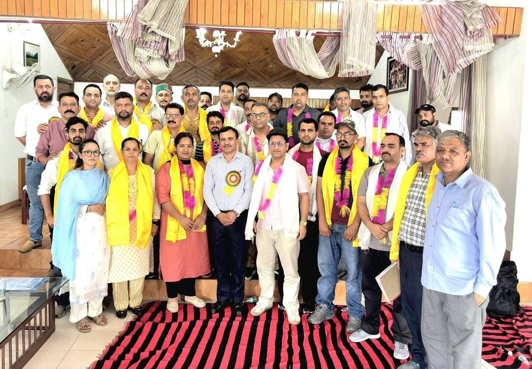 पुरानी पेंशन की बहाली और एचपीएसईबीएल में नियमित भर्ती की मांग को लेकर आंदोलन तेज
कुल्लू टुडे न्यूज़
रामपुर बुशहर 18 अगस्त 2026
एचपीएसईबी एम्प्लॉयज यूनियन, रामपुर यूनिट की जनरल हाउस मीटिंग आज प्रदेशाध्यक्ष नितीश भारद्वाज की अध्यक्षता में आयोजित हुई। बैठक में महासचिव प्रशान्त शर्मा तथा पूर्व महासचिव एवं ज्वाइंट एक्शन कमेटी के को-कन्वीनर हीरा लाल वर्मा विशेष रूप से उपस्थित रहे।बैठक को संबोधित करते हुए प्रदेशाध्यक्ष नितीश भारद्वाज ने कहा कि बिजली बोर्ड प्रबंधन कर्मचारियों और पेंशनरों की जायज मांगों का समाधान करने में लगातार विफल रहा है। बार-बार ध्यान आकर्षित करवाने के बावजूद मांगों पर सकारात्मक कार्रवाई न होने से कर्मचारियों में भारी रोष है। इसी के चलते यूनियन ने प्रबंधन को 21 दिनों का नोटिस दिया है और विधानसभा के मानसून सत्र के दौरान विधानसभा के बाहर एक दिवसीय धरना-प्रदर्शन किया जाएगा।
उन्होंने कहा कि यह आंदोलन केवल कर्मचारियों के अधिकारों तक सीमित नहीं है, बल्कि प्रदेश की विद्युत व्यवस्था, बिजली बोर्ड की कार्यक्षमता और उसके भविष्य से जुड़े महत्वपूर्ण मुद्दों को भी लेकर है।
*15 मई 2003 के बाद नियुक्त कर्मचारियों को OPS देने की मांग यूनियन ने 15.05.2003 के बाद नियुक्त सभी बिजली बोर्ड कर्मचारियों के लिए पुरानी पेंशन योजना (OPS) तत्काल बहाल करने को आंदोलन की प्रमुख मांग बनाया है।*
नितीश भारद्वाज ने कहा कि मुख्यमंत्री द्वारा विभिन्न अवसरों पर पुरानी पेंशन को लेकर दिए गए आश्वासनों के बावजूद बिजली बोर्ड कर्मचारियों को अभी तक इसका लाभ नहीं मिला है। उन्होंने कहा कि जब प्रदेश सरकार ने पुरानी पेंशन को लेकर अपना निर्णय लिया है तो बिजली बोर्ड के कर्मचारियों को इससे वंचित रखना न्यायसंगत नहीं है।उन्होंने सरकार से मांग की कि अपने आश्वासन को लागू करते हुए एचपीएसईबीएल कर्मचारियों के लिए भी पुरानी पेंशन योजना का तत्काल कार्यान्वयन सुनिश्चित किया जाए।
*रिक्त पदों पर नियमित भर्ती की जाए*
यूनियन ने एचपीएसईबीएल में लंबे समय से खाली पड़े पदों पर तत्काल नियमित भर्ती शुरू करने की मांग को भी आंदोलन का प्रमुख मुद्दा बनाया है।वक्ताओं ने कहा कि पर्याप्त नियमित भर्ती न होने के कारण बोर्ड के तकनीकी एवं गैर-तकनीकी वर्गों में कर्मचारियों की भारी कमी हो गई है। इसका प्रतिकूल प्रभाव बिजली व्यवस्था के संचालन, रखरखाव, फील्ड सेवाओं तथा उपभोक्ताओं को उपलब्ध कराई जा रही विद्युत सेवाओं पर पड़ रहा है।उन्होंने कहा कि नियमित कर्मचारियों की कमी को लंबे समय तक आउटसोर्स व्यवस्था के माध्यम से पूरा नहीं किया जा सकता। बोर्ड के रिक्त पदों की तत्काल पहचान कर पारदर्शी एवं नियमित भर्ती अभियान शुरू किया जाना आवश्यक है। इससे प्रदेश के बेरोजगार युवाओं को रोजगार के अवसर मिलेंगे तथा बिजली बोर्ड की कार्यक्षमता भी मजबूत होगी।यूनियन ने स्पष्ट किया कि उसे उम्मीद है कि नोटिस अवधि के दौरान प्रबंधन मांगों की गंभीरता को समझते हुए सकारात्मक निर्णय लेगा। यदि 26 अगस्त तक मांगों का समाधान नहीं किया गया तो विधानसभा के बाहर प्रस्तावित धरना-प्रदर्शन की पूरी जिम्मेदारी एचपीएसईबीएल प्रबंधन की होगी।इस अवसर पर प्रदेशाध्यक्ष नितीश भारद्वाज एवं महासचिव प्रशान्त शर्मा ने ज्वाइंट एक्शन कमेटी के को-कन्वीनर हीरा लाल वर्मा से प्रस्तावित धरना-प्रदर्शन के लिए सहयोग एवं समर्थन का आग्रह किया।
*रामपुर यूनिट की नई कार्यकारिणी का गठन*
जनरल हाउस के उपरांत रामपुर यूनिट के चुनाव भी आयोजित किए गए, जिसमें हर्ष शर्मा को प्रधान तथा राजेन्द्र सिंह को सचिव निर्वाचित किया गया। केंद्रीय कार्यकारिणी ने नवनिर्वाचित पदाधिकारियों को बधाई देते हुए यूनियन को मजबूत करने के लिए हरसंभव सहयोग का आश्वासन दिया।नवनिर्वाचित प्रधान एवं सचिव ने केंद्रीय कार्यकारिणी का आभार व्यक्त करते हुए आश्वासन दिया कि विधानसभा के बाहर प्रस्तावित धरना-प्रदर्शन को सफल बनाने तथा यूनियन को मजबूत करने में रामपुर यूनिट पूर्ण सहयोग करेगी।इस अवसर पर राज्य उप महासचिव अश्वनी ठाकुर, वरिष्ठ उपप्रधान झाबे राम शर्मा, संयुक्त सचिव संजीव ठाकुर, उपप्रधान चंद्रकांता नेगी, मुकेश बधान, सचिन चंदेल, हेडक्वार्टर यूनिट प्रधान अमित भरोटा, जयपाल भंडारी, जसवंत कायथ, संजीव शर्मा, पूर्व वरिष्ठ उपाध्यक्ष सुंदर सिंह जिष्टू सहित रामपुर यूनिट के पदाधिकारी एवं बड़ी संख्या में कर्मचारी उपस्थित रहे।
<nis:link nis:type=tag nis:id=kullutodaynews nis:value=kullutodaynews nis:enabled=true nis:link/> <nis:link nis:type=tag nis:id=himachalpradesh nis:value=himachalpradesh nis:enabled=true nis:link/> <nis:link nis:type=tag nis:id=himachalupdate nis:value=himachalupdate nis:enabled=true nis:link/> <nis:link nis:type=tag nis:id=mediapower nis:value=MediaPower nis:enabled=true nis:link/> <nis:link nis:type=tag nis:id=himachalkiawaaz nis:value=himachalkiawaaz nis:enabled=true nis:link/> <nis:link nis:type=tag nis:id=ktn nis:value=KTN nis:enabled=true nis:link/> <nis:link nis:type=tag nis:id=atm nis:value=ATM nis:enabled=true nis:link/> <nis:link nis:type=tag nis:id=shimla nis:value=shimla nis:enabled=true nis:link/> <nis:link nis:type=tag nis:id=kullu nis:value=kullu nis:enabled=true nis:link/> <nis:link nis:type=tag nis:id=rampur nis:value=rampur nis:enabled=true nis:link/>