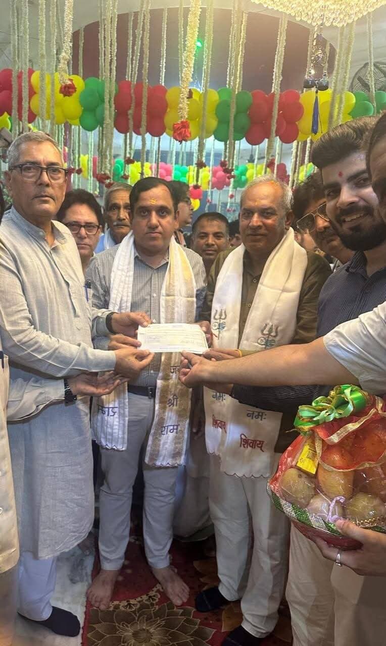 सांसद जिन्दल धार्मिक एवं सामाजिक कार्यक्रमों को बढ़ावा देने के लिए हमेशा आगे रहते हैं: धर्मवीर सिंह
सांसद नवीन जिन्दल ने श्री ब्राह्मण एवं तीर्थोद्धार सभा को विकास कार्यों के लिए दिए 5 लाख रुपये
कुरुक्षेत्र, 18 अगस्त। कुरुक्षेत्र सांसद नवीन जिन्दल ने श्री ब्राह्मण एवं तीर्थोद्धार सभा, कुरुक्षेत्र की विकासात्मक एवं धार्मिक गतिविधियों के लिए 5 लाख रुपये की राशि प्रदान की है। यह राशि सांसद कार्यालय के प्रभारी धर्मवीर सिंह और थानेसर हल्का प्रभारी बलविंद्र सिंह द्वारा 17 अगस्त को भगवान कालेश्वर महादेव की महाआरती के पश्चात श्री ब्राह्मण एवं तीर्थोद्धार सभा के प्रतिनिधियों को प्रदान की गई।
इस अवसर पर सांसद कार्यालय प्रभारी धर्मवीर सिंह ने कहा कि सांसद नवीन जिन्दल कुरुक्षेत्र की धार्मिक एवं सांस्कृतिक विरासत के संरक्षण और संवर्धन को विशेष महत्व देते हैं। सांसद जिन्दल तीर्थों की सेवा, धार्मिक स्थलों का विकास और सामाजिक गतिविधियों के सफल संचालन के लिए प्रयासरत हैं। उनका सदैव प्रयास रहा है कि धार्मिक एवं सामाजिक संस्थाओं को उनके जनकल्याणकारी कार्यों में आवश्यक सहयोग मिले। उन्होंने कहा कि श्री ब्राह्मण एवं तीर्थोद्धार सभा द्वारा किए जा रहे कार्य सराहनीय हैं।
ब्राह्मण एवं तीर्थोद्धार सभा के मुख्य सलाहकार जयनारायण शर्मा ने सांसद नवीन जिन्दल का आभार व्यक्त करते हुए कहा कि सभा की विकासात्मक गतिविधियों के लिए 5 लाख रुपये की आर्थिक सहायता प्रदान करना सांसद जी की धार्मिक एवं सामाजिक संस्थाओं के प्रति संवेदनशीलता और प्रतिबद्धता को दर्शाता है। उन्होंने कहा कि यह सहयोग सभा के कार्यों को गति देने में महत्वपूर्ण भूमिका निभाएगा।
उन्होंने कहा, “श्री ब्राह्मण एवं तीर्थोद्धार सभा की ओर से हम माननीय सांसद श्री नवीन जिन्दल का हृदय से धन्यवाद एवं आभार व्यक्त करते हैं। हमारी प्रार्थना है कि भगवान कालेश्वर महादेव का आशीर्वाद सदैव सांसद नवीन जिन्दल और उनके परिवार पर बना रहे और वे इसी प्रकार धार्मिक, सामाजिक एवं जनसेवा के कार्यों में अपना योगदान देते रहें।
इस अवसर पर यशेंद्र शर्मा प्रधान , रामपाल शर्मा महासचिव, विश्वकांत शर्मा सचिव, श्याम सुंदर तिवाड़ी पूर्व प्रधान, अशोक रोशा केडीबी सदस्य, अलकेश मौद्गिल केडीबी सदस्य और सभा के पदाधिकारियों एवं सदस्यों ने भी सांसद नवीन जिन्दल के प्रति आभार व्यक्त करते हुए उनके उज्ज्वल भविष्य और निरंतर जनसेवा के लिए भगवान कालेश्वर महादेव से प्रार्थना की।