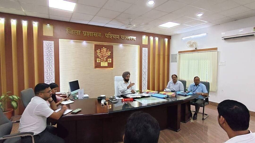 विद्यार्थी सहयोग पोर्टल, साइबर मंगलवार एवं संत रविदास जयंती की तैयारियों की जिला पदाधिकारी ने की समीक्षा।
बेतिया। जिला पदाधिकारी श्री तरनजोत सिंह की अध्यक्षता में मंगलवार को कार्यालय प्रकोष्ठ में विद्यार्थी सहयोग पोर्टल, साइबर मंगलवार तथा श्री गुरु संत रविदास जी की 650वीं जयंती के अवसर पर आयोजित होने वाले विभिन्न कार्यक्रमों की तैयारियों को लेकर समीक्षा बैठक आयोजित की गयी। बैठक में संबंधित विभागों के पदाधिकारियों को निर्धारित कार्यों के ससमय निष्पादन एवं कार्यक्रमों के व्यापक प्रचार-प्रसार को लेकर आवश्यक दिशा-निर्देश दिया गया।
बैठक में जिला पदाधिकारी ने विद्यार्थी सहयोग पोर्टल के माध्यम से विद्यार्थियों को उपलब्ध करायी जा रही सेवाओं एवं सुविधाओं की प्रगति की समीक्षा की। उन्होंने कहा कि छात्र-छात्राओं की शैक्षणिक एवं छात्रावास से संबंधित समस्याओं के त्वरित समाधान के उद्देश्य से विद्यार्थी सहयोग पोर्टल शुरू किया गया है। उन्होंने संबंधित पदाधिकारियों को कॉलेजों में आयोजित होने वाले विद्यार्थी सहयोग शिविर की बेहतर तैयारी सुनिश्चित करने का निर्देश दिया, ताकि विद्यार्थियों को किसी प्रकार की परेशानी नहीं हो।
समीक्षा के दौरान साइबर मंगलवार के तहत जिले में संचालित की जाने वाली जागरूकता गतिविधियों की भी जानकारी ली गयी। जिला पदाधिकारी ने कहा कि डिजिटल सेवाओं और ऑनलाइन लेन-देन का उपयोग तेजी से बढ़ रहा है। ऐसे में आमजन को साइबर अपराध से बचाव के प्रति जागरूक करना बेहद जरूरी है।
उन्होंने निर्देश दिया कि ऑनलाइन ठगी, फर्जी लिंक, ओटीपी साझा करने, बैंकिंग संबंधी गोपनीय जानकारी देने तथा संदिग्ध कॉल और मैसेज से होने वाले साइबर अपराधों के प्रति लोगों को सजग किया जाए। विद्यालयों, महाविद्यालयों, सरकारी कार्यालयों एवं सार्वजनिक स्थलों पर जागरूकता कार्यक्रम आयोजित करने के साथ-साथ, सहयोग शिविर, विद्यार्थी सहयोग शिविर सहित सोशल मीडिया एवं अन्य माध्यमों से साइबर सुरक्षा संबंधी महत्वपूर्ण जानकारियों का व्यापक प्रचार-प्रसार करने को कहा।
जिला पदाधिकारी ने कहा कि साइबर जागरूकता अभियान का मुख्य उद्देश्य लोगों को साइबर अपराध के प्रति सजग बनाना तथा सुरक्षित डिजिटल व्यवहार के लिए प्रेरित करना होना चाहिए।
बैठक में श्री गुरु संत रविदास जी की 650वीं जयंती के अवसर पर आयोजित होने वाले विभिन्न कार्यक्रमों की तैयारियों की भी विस्तृत समीक्षा की गयी। जिला पदाधिकारी ने संबंधित पदाधिकारियों को कार्यक्रमों का व्यापक प्रचार-प्रसार सुनिश्चित करने तथा अधिक से अधिक लोगों की भागीदारी सुनिश्चित करने का निर्देश दिया। उन्होंने सभी निर्धारित गतिविधियों को आपसी समन्वय के साथ प्रभावी ढंग से संचालित करने पर जोर दिया।
बैठक में उप विकास आयुक्त श्री काजले वैभव नितिन, नगर आयुक्त, नगर निगम बेतिया सुश्री शिवाक्षी दीक्षित, अपर समाहर्ता-सह-जिला लोक शिकायत निवारण पदाधिकारी श्री अनिल कुमार सिन्हा, जिला भू-अर्जन पदाधिकारी श्री अमरेंद्र कुमार, वरीय उप समाहर्ता श्रीमती रोचना माद्री, विशेष कार्य पदाधिकारी श्री सुजीत कुमार सहित अन्य संबंधित पदाधिकारी उपस्थित थे।