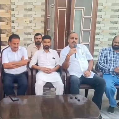 ਪੰਜਾਬ ਗਊਸ਼ਾਲਾ ਕਮੇਟੀਆਂ ਵੱਲੋਂ ਧਰਮਿੰਦਰ ਹੁੱਡਾ ਦਾ ਜ਼ਬਰਦਸਤ ਵਿਰੋਧ
ਪੰਜਾਬ ਦੀਆਂ ਗਊਸ਼ਾਲਾ ਕਮੇਟੀਆਂ ਵੱਲੋਂ ਧਰਮਿੰਦਰ ਹੁੱਡਾ ਦਾ ਜ਼ਬਰਦਸਤ ਵਿਰੋਧ ਕੀਤਾ ਗਿਆ। ਗਊਸ਼ਾਲਾ ਕਮੇਟੀਆਂ ਨੇ ਸਖ਼ਤ ਸ਼ਬਦਾਂ ਵਿੱਚ ਕਿਹਾ ਕਿ ਸੰਤ ਰਾਮਪਾਲ ਜੀ ਮਹਾਰਾਜ ਅਤੇ ਉਨ੍ਹਾਂ ਦੇ ਆਸ਼ਰਮ ਬਾਰੇ ਗਲਤ ਬਿਆਨਬਾਜ਼ੀ ਕਰਨੀ ਬੰਦ ਕੀਤੀ ਜਾਵੇ। ਨਹੀਂ ਤਾਂ ਧਰਮਿੰਦਰ ਹੁੱਡਾ ਨੂੰ ਸਖ਼ਤ ਵਿਰੋਧ ਦਾ ਸਾਹਮਣਾ ਕਰਨਾ ਪੈ ਸਕਦਾ ਹੈ।
ਕਮੇਟੀਆਂ ਨੇ ਕਿਹਾ ਕਿ ਇਸ ਮਾਮਲੇ ਵਿੱਚ ਸਿਰਫ਼ ਗਊਸ਼ਾਲਾ ਕਮੇਟੀਆਂ ਹੀ ਨਹੀਂ, ਸਗੋਂ ਉਹ ਸਾਰੇ ਪਰਿਵਾਰ ਵੀ ਆਪਣਾ ਵਿਰੋਧ ਦਰਜ ਕਰਵਾਉਣਗੇ, ਜਿਨ੍ਹਾਂ ਨੂੰ ਸੰਤ ਰਾਮਪਾਲ ਜੀ ਮਹਾਰਾਜ ਦੀ ਅੰਨਪੂਰਨਾ ਮੁਹਿੰਮ ਤਹਿਤ ਮੁਫ਼ਤ ਰਾਸ਼ਨ ਦਿੱਤਾ ਜਾ ਰਿਹਾ ਹੈ।
ਇਸ ਤੋਂ ਇਲਾਵਾ, ਉਹ ਸਾਰੀਆਂ ਗਊਸ਼ਾਲਾ ਕਮੇਟੀਆਂ ਵੀ ਆਪਣਾ ਵਿਰੋਧ ਜਤਾਉਣਗੀਆਂ, ਜਿਨ੍ਹਾਂ ਨੂੰ ਸੰਤ ਰਾਮਪਾਲ ਜੀ ਮਹਾਰਾਜ ਵੱਲੋਂ ਹਰ ਮਹੀਨੇ ਗਾਵਾਂ ਲਈ ਚਾਰਾ ਮੁਹੱਈਆ ਕਰਵਾਇਆ ਜਾ ਰਿਹਾ ਹੈ।
#ਪੰਜਾਬ #ਗਊਸ਼ਾਲਾ #ਗਊਸ਼ਾਲਾ_ਕਮੇਟੀਆਂ #ਧਰਮਿੰਦਰ_ਹੁੱਡਾ #ਸੰਤ_ਰਾਮਪਾਲ_ਜੀ_ਮਹਾਰਾਜ #ਅੰਨਪੂਰਨਾ_ਮੁਹਿੰਮ #ਗਊ_ਸੇਵਾ #ਗਊ_ਮਾਤਾ #ਪੰਜਾਬ_ਨਿਊਜ਼ #PunjabNews #SantRampalJiMaharaj #AnnapurnaMuhim #Gaushala #GauSeva #PunjabNews