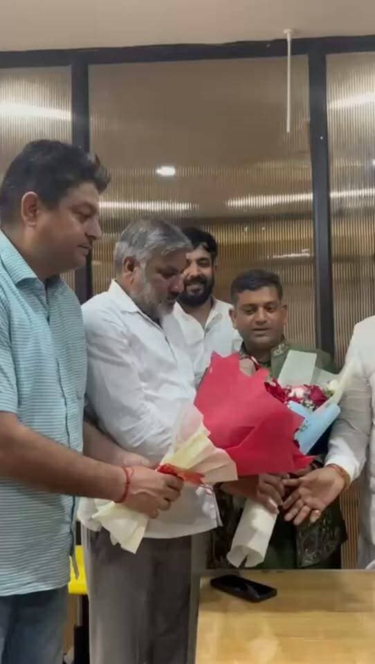 गुरुग्राम से इस वक्त की बड़ी खबर सामने आ रही है।
गुरुग्राम के सेक्टर-10 पुलिस थाने में एडवोकेट प्रवीन अग्रवाल की शिकायत पर नवीन गोयल के खिलाफ मामला दर्ज हुआ था। प्रवीन अग्रवाल का आरोप था कि नवीन गोयल ने उन्हें पिटवाया है।
इस मामले में पुलिस ने जांच पड़ताल की और रिपोर्ट व उपलब्ध तथ्यों की जांच की।
अब सेक्टर-10 थाना पुलिस की जांच पड़ताल पूरी हो गई है और नवीन गोयल को इस मामले में क्लीन चिट दे दी गई है।
पुलिस जांच के मुताबिक नवीन गोयल के खिलाफ लगाए गए आरोप साबित नहीं हुए और इस मामले में उनकी कोई भूमिका सामने नहीं आई।
यानी, एडवोकेट परवीन अग्रवाल द्वारा लगाए गए आरोपों के मामले में नवीन गोयल को पुलिस ने क्लीन चिट दे दी है।
ऐसी ही महत्वपूर्ण खबरों के लिए हमें फॉलो करें—Time Khaber Now News। ##