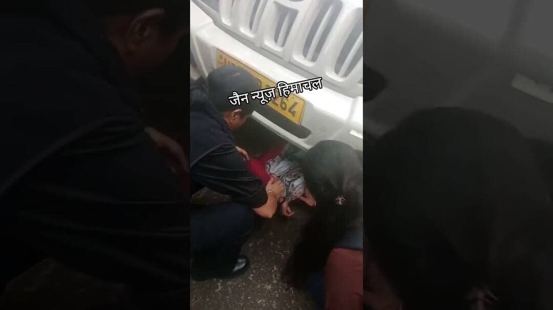 शिमला में लक्कड़ बाजार में सामानजब्त करने के विरोध में निगमकी गाड़ी के आगे लेटी महिला #viral #shimla