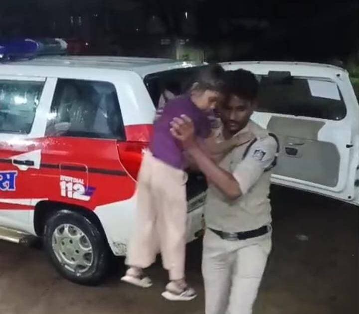 *भीगती वर्दी, लेकिन बचाने और ड्यूटी का जज्बा कायम*
लौर। भारी बारिश के बीच तमरी ब्रिज के पास हुए सड़क हादसे में थाना लौर पुलिस की तत्परता और मानवीय संवेदनशीलता देखने को मिली। हादसे में मुकेश पटेल पिता शिव कुमार पटेल, निवासी चंद्रमौली, मऊगंज घायल हो गए।
हादसे की जानकारी मिलते ही थाना लौर के आरक्षक रामकरण यादव और पायलट नंदलाल साकेत ने बिना समय गंवाए घायल की मदद के लिए मोर्चा संभाला। लगातार हो रही बारिश और खराब मौसम के बीच दोनों पुलिसकर्मी घायल को सुरक्षित उपचार दिलाने के प्रयास में जुटे रहे और उसे मऊगंज अस्पताल पहुंचाया गया।
इस दौरान पुलिसकर्मियों की वर्दी बारिश में पूरी तरह भीगती रही, लेकिन घायल की मदद करने और अपनी ड्यूटी निभाने का जज्बा कम नहीं हुआ। विपरीत परिस्थितियों में दिखाई गई यह तत्परता पुलिस की कर्तव्यनिष्ठा, संवेदनशीलता और मानवीय चेहरे को सामने लाती है।
सड़क हादसे जैसी आपात स्थिति में समय पर मदद मिलना बेहद महत्वपूर्ण होता है। ऐसे में लौर पुलिस के जवानों द्वारा तत्काल सहायता उपलब्ध कराना निश्चित रूप से सराहनीय है।
बारिश तेज थी, हालात मुश्किल थे, लेकिन खाकी अपने फर्ज से पीछे नहीं हटी।
<nis:link nis:type=tag nis:id=mppolice nis:value=mppolice nis:enabled=true nis:link/> <nis:link nis:type=tag nis:id=policeofficer nis:value=policeofficer nis:enabled=true nis:link/> <nis:link nis:type=tag nis:id=police nis:value=police nis:enabled=true nis:link/>