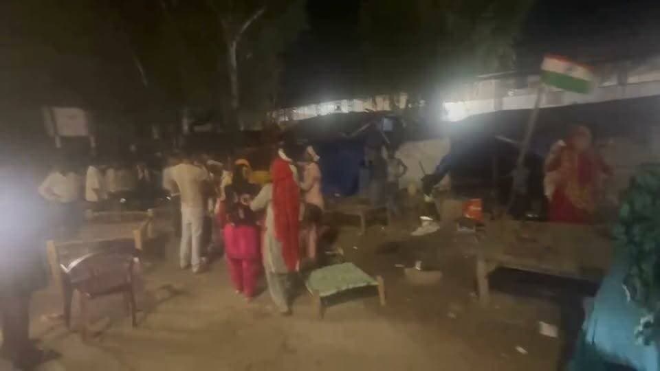 • टेढ़ी बगिया पुलिस चौकी के पास जमकर मारपीट
• मारपीट का वीडियो सोशल मीडिया पर वायरल
• सैटेलाइट बस स्टेशन के फाउंड्री नगर डिपो का मामला
• वायरल वीडियो में आपस में भिड़ते नजर आए लोग
• घटना के बाद मौके पर मचा हड़कंप
• पुलिस ने मामले की जांच शुरू की