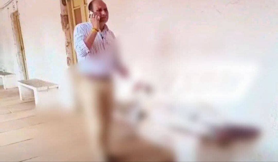 बिग ब्रेकिंग..दुःखद जनसुनवाई में एक वृद्ध की मौत....
गैस कनेक्शन ट्रांसफर तो नहीं हो सका लेकिन एक वृद्ध ने दम जरूर तोड़ दिया जिससे कलेक्ट्रेट में हड़कंप मच गया।
जानकारी अनुसार बताया जा रहा है कि बदरबास तहसील के ग्राम सडबूढ के रहने बाले वृद्ध ग्रामीण शिवपुरी जिला कलेक्ट्रेट में मंगलवार के दिन जनसुनवाई में अपनी गैस ट्रांसफर करबाने की समस्या को लेकर पंहुचा था जिसकी सुनवाई तो नहीं हो सकी परन्तु वृद्ध व्यक्ति बादल यादव कि दुःखद मौत हो गई है