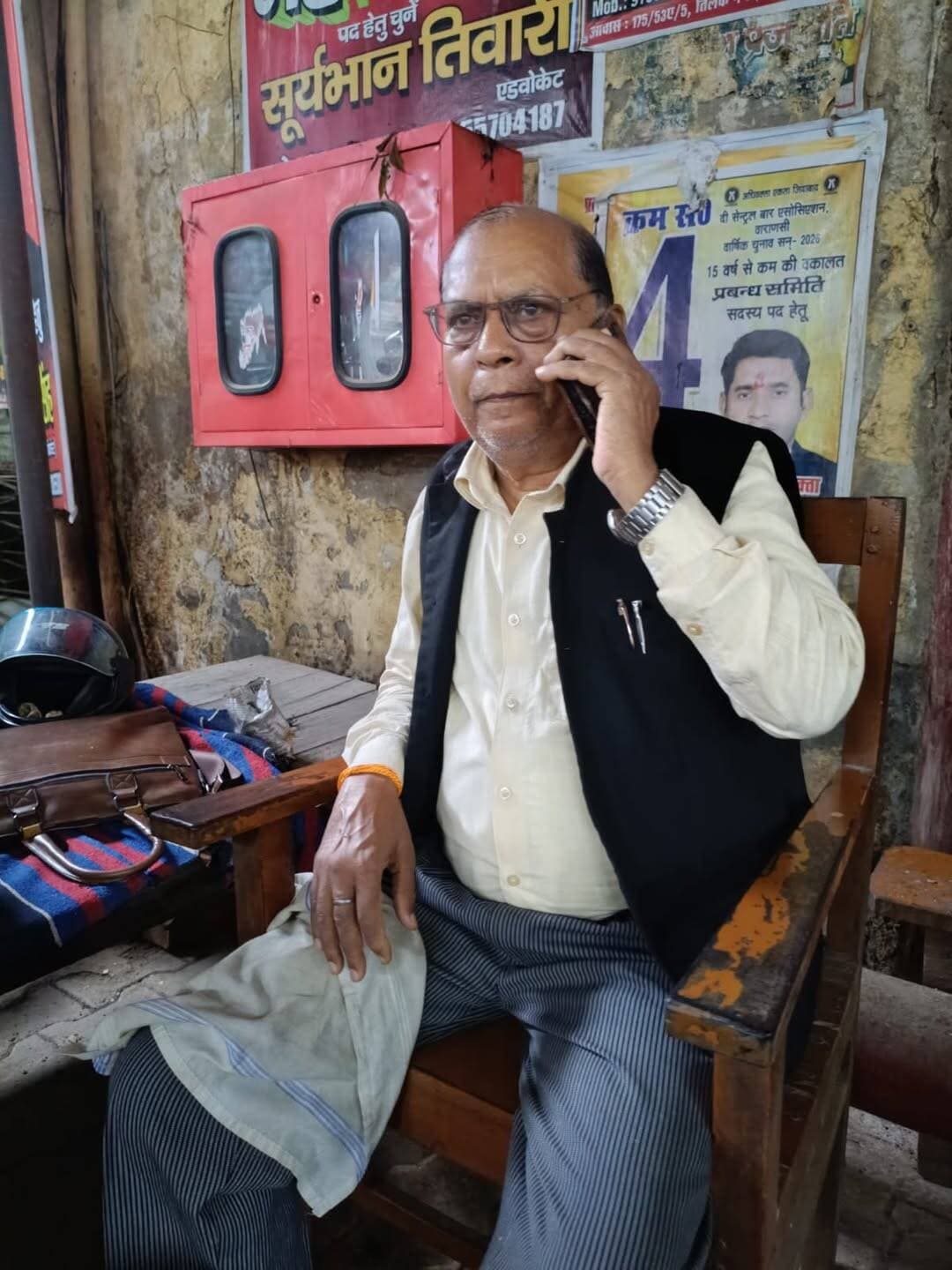 दो गर्म समोसे की लड़ाई वाराणसी कोर्ट तक आई..!
कोर्ट के आदेश पर दुकानदार समेत मारपीट और छिनौती सहित कई धाराओं में केस दर्ज.... पीड़ित वकील ने गर्म समोसे देने के लिए कहा हो तो दुकानदार ने कहा, कहीं के कलेक्टर को क्या की तुम्हे गर्म समोसा दें.... थाने और सीपी दफ्तर में सुनवाई नहीं हुई तो पीड़ित वकील ने कोर्ट का सहारा लिया....