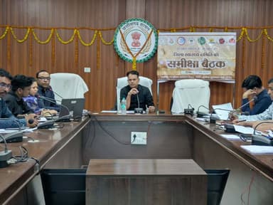 कलेक्टर एवं अध्यक्ष, जिला स्वास्थ्य समिति श्री इंद्रजीत सिंह चंद्रवाल की अध्यक्षता में जिला स्वास्थ्य समिति की बैठक आयोजित की गई। बैठक में जिले में संचालित विभिन्न राष्ट्रीय स्वास्थ्य कार्यक्रमों की प्रगति की विस्तृत समीक्षा की गई। कलेक्टर महोदय ने सभी संस्था प्रभारियों को निर्धारित लक्ष्यों के अनुरूप शत-प्रतिशत उपलब्धि सुनिश्चित करने तथा कम प्रगति वाले इंडिकेटर्स में विशेष प्रयास कर सुधार लाने के निर्देश दिए।
#kcgdistrict
#kcgdistt
