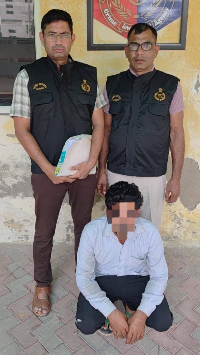 महिला को झांसा देकर नकदी व जेवरात ठगने के मामले में एक और आरोपी गिरफ्तार।
पुलिस अधीक्षक रेवाड़ी श्री हेमेंद्र कुमार मीणा, आईपीएस के दिशा निर्देश में कार्य करते हुए सीआईए रेवाड़ी पुलिस ने 15 फरवरी 2024 को राजीव चौक के पास एक महिला को झांसा देकर नशीला पदार्थ सुंघाकर नकदी व जेवरात ठगने के मामले में एक और आरोपी को गिरफ्तार किया है। गिरफ्तार किए गए आरोपी की पहचान उतराखंड के जिला उधमसिंह नगर गांव कोपा ठंडा नाला गुलरभोज निवासी आमिर खान के रूप में हुई है। पुलिस इस मामले चार आरोपियों को पहले ही गिरफ्तार कर चुकी है।
जांचकर्ता ने बताया की 15 फरवरी 2024 को जिला महेंद्रगढ़ के गांव खैराना हाल आबाद सेक्टर-3 रेवाड़ी निवासी एक महिला ने अपनी शिकायत में बताया था कि वह राजीव चौक रेवाड़ी से पैदल अपने घर की ओर जा रही थी। इसी दौरान दो युवक उसको झांसा देकर नशीला पदार्थ सुंघाकर उसके गले की सोने की चेन, अंगूठी, कानों के कुंडल, स्मार्ट फोन, दो साड़ी व पर्स लेकर फरार हो गए। जिस पर पुलिस ने आरोपियों के खिलाफ थाना माडल टाउन रेवाड़ी में ठगी का मामला दर्ज करके मामले में संलिप्त चार आरोपी यूपी के जिला मेरठ गांव आशिफाबाद समसपुर निवासी फिरोज, उतराखंड के जिला उधमसिंह नगर गांव कोपा ठंडा नाला गुलरभोज निवासी ऐजाज, उतराखंड के जिला उधमसिंह नगर गांव कोपा ठंडा नाला गुलरभोज निवासी सैफुदिन अली उर्फ सैफु व रफाकत को पहले ही गिरफ्तार कर लिया था। पुछताछ में आरोपियों ने बताया था की वह अपने अन्य साथियों के साथ मिलकर घरेलु/कामकाजी महिलाओं को झांसा देकर उन्हें अपने विश्वास में लेकर उपरोक्त वारदात को अंजाम देते थे। पुलिस ने आरोपियों के कब्जे से चोरी किए गए सामान को बैच कर प्राप्त की गई राशी में से 36 हजार रूपये की नकदी बरामद की है। जो इस मामले में सीआईए रेवाड़ी ने मामले में संलिप्त एक और आरोपी उतराखंड के जिला उधमसिंह नगर गांव कोपा ठंडा नाला गुलरभोज निवासी आमिर खान को भी गिरफ्तार कर लिया है। पुलिस ने आरोपी को पेश अदालत करके पूछताछ के लिए दो दिन के पुलिस रिमांड पर लिया है।