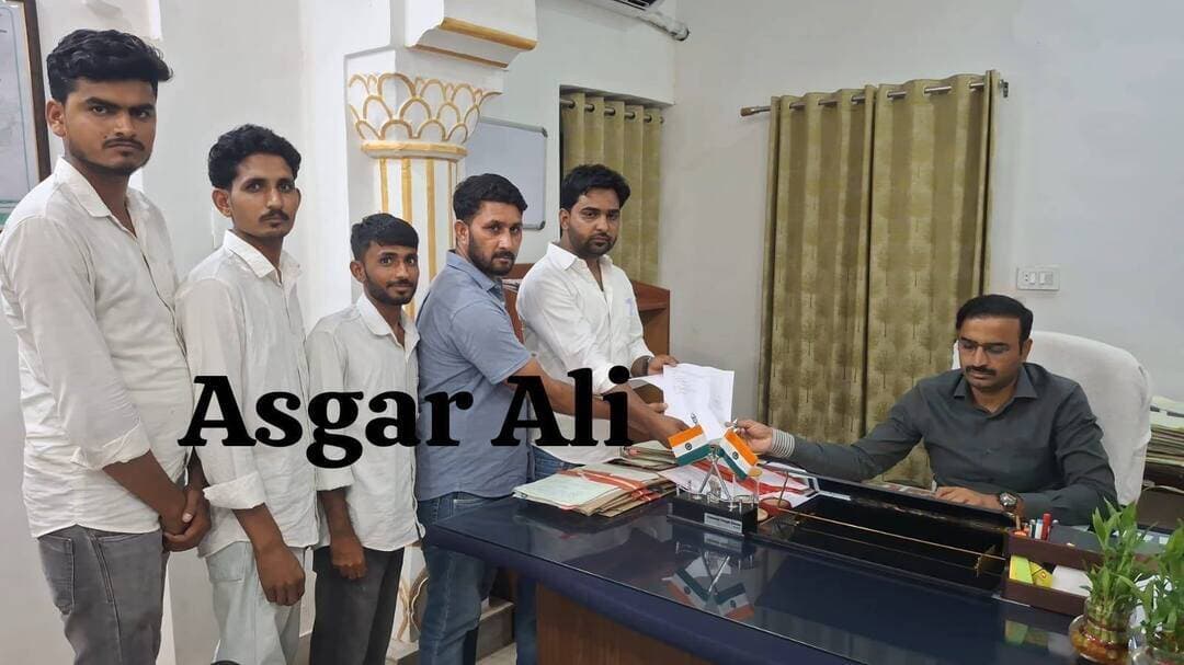 *लूनकरणसर के वार्ड नंबर 23 में पुनर्निरीक्षण की मांग लॉटरी प्रक्रिया के दौरान अनुसूचित जाति (SC) वर्ग की सीट आई है लेकिन यहां पुरे वार्ड में सत प्रतिशत ओबीसी केटेगरी के है - पार्षद हारून कुरैशी
लूनकरणसर - नगरपालिका के वार्ड नंबर 23 में वार्ड आरक्षण की लॉटरी प्रक्रिया के दौरान अनुसूचित जाति (SC) वर्ग की सीट आई है लेकिन यहां पुरे वार्ड में सत प्रतिशत लोग ओबीसी केटेगरी के है वार्ड पार्षद हारून कुरैशी के नेतृत्व में प्रतिनिधिमंडल ने जिला कलेक्टर एवं एडीएम से मुलाकात कर ज्ञापन सौंपा और वार्ड का पुनर्निरीक्षण करवाने की मांग की।प्रतिनिधिमंडल ने बताया कि वार्ड नंबर 23 में अनुसूचित जाति वर्ग का कोई मतदाता मतदाता सूची में दर्ज नहीं है, जबकि वार्ड की अधिकांश आबादी ओबीसी वर्ग से संबंधित है। ऐसे में SC वर्ग के लिए वार्ड आरक्षित किए जाने पर प्रतिनिधिमंडल ने सवाल उठाते हुए आरक्षण प्रक्रिया की दोबारा जांच की मांग की।
इस पर एडीएम उमेद सिंह रतनू ने संबंधित अधिकारियों को मामले से अवगत करवाकर वार्ड के पुनर्निरीक्षण के लिए विभाग को आश्वस्त करने का भरोसा दिलाया।
वार्ड पार्षद हारून कुरैशी ने कहा कि यदि मामले का जल्द समाधान नहीं हुआ तो वे इस मुद्दे को उच्च न्यायालय से लेकर सुप्रीम कोर्ट तक ले जाएंगे।
इस दौरान हारून कुरैशी, अमजद कुरैशी, आरिज खान, अमजद चौहान, साजिद चौहान, सलीम काजी, टीनू पड़िहार, अमन झींपा सहित अन्य लोग मौजूद रहे।