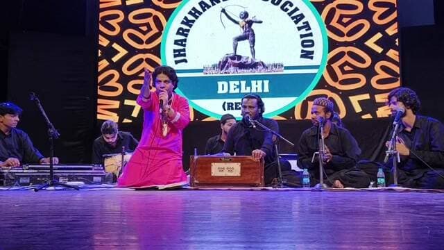 झारखंड महोत्सव-02 का भव्य आयोजन LIVE 🔴
निज़ामी बंधु की शानदार प्रस्तुति
झारखंड की मिट्टी की खुशबू और संस्कृति की पहचान अब राष्ट्रीय राजधानी दिल्ली में। ❤️🌿
🎭 आयोजक: Jharkhand Association Delhi एवं Omega Group
LIVE जुड़ें, देखें और इस सांस्कृतिक उत्सव को ज्यादा से ज्यादा SHARE करें।
#JharkhandMahotsav #JharkhandMahotsav2026 #JharkhandCulture #JharkhandLive #Jharkhand #JharkhandAssociationDelhi #OmegaGroup #JharkhandFolkDance #JharkhandFolkMusic #JharkhandFestival #JharkhandKiSanskriti #Delhi #Mandihouse #LTGAuditorium #झारखंडमहोत्सव #झारखंडसंस्कृति #झारखंड #लाइव_स्ट्रीम