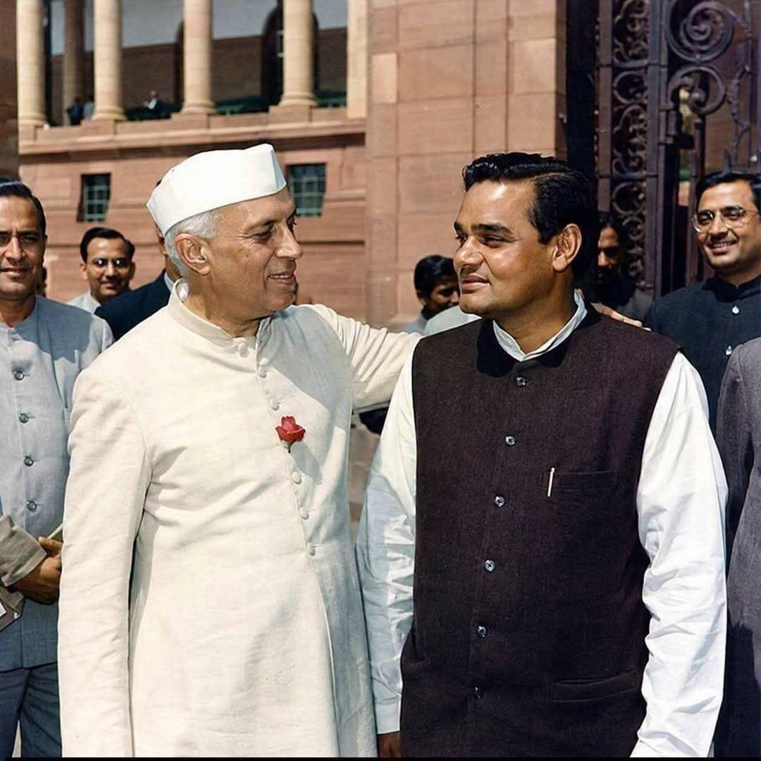 वर्ष 1947 में जब देश आजाद हुआ, तब पंडित जवाहरलाल नेहरू के पास 364 सीटों के साथ पूर्ण बहुमत था और सामने विपक्ष न के बराबर था। इसके बावजूद नेहरू जी ने देश के पहले मंत्रिमंडल (1947) में विपक्ष के बड़े चेहरे डॉ. बी.आर. अंबेडकर को देश का पहला कानून मंत्री बनाया और श्यामा प्रसाद मुखर्जी को उद्योग एवं आपूर्ति मंत्री का पद सौंपा।
यह सत्ता का अहंकार नहीं, बल्कि देश के नवनिर्माण के लिए सभी विचारधाराओं को साथ लेकर चलने की दूरदर्शिता थी।
नेहरू जी विपक्ष के नेताओं के विचारों और उनकी आलोचनाओं को किस कदर सम्मान देते थे, इसका प्रमाण 1952 के बाद की संसदीय बहसों में मिलता है। जब अटल बिहारी वाजपेयी जी नए-नए सांसद बनकर आए थे, तो उनके तीखे और धारदार भाषणों को नेहरू जी पूरी तन्मयता से सुनते थे।
एक बार संसद में वाजपेयी जी ने नेहरू जी की विदेश नीति की कड़वी आलोचना की, जिसके जवाब में नेहरू जी ने न तो उन पर देशद्रोह का थप्पा लगाया और न ही माइक बंद करवाया, बल्कि भाषण के बाद उनसे मिलकर पीठ थपथपाई और कहा कि यह नौजवान एक दिन देश का प्रधानमंत्री बनेगा।
1962 के भारत-चीन युद्ध के दौरान जब देश संकट में था, तब विपक्ष के पास केवल 20-25 सांसदों का छोटा समूह था। इसके बावजूद अटल बिहारी वाजपेयी और विपक्ष की मांग पर पंडित नेहरू ने युद्ध के दौरान ही 8 नवंबर 1962 को संसद का विशेष सत्र बुलाया था।
उस सत्र में 100 से अधिक सांसदों ने सरकार की नीतियों पर खुलकर सवाल दागे, तीखे कटाक्ष किए, लेकिन सरकार ने एक भी सांसद को न तो निलंबित किया और ना ही देशद्रोही ठहराया।
1963 में जब आचार्य कृपलानी सरकार के खिलाफ देश का पहला अविश्वास प्रस्ताव लेकर आए, तब कांग्रेस के पास 361 से अधिक सीटें थीं और प्रस्ताव के पक्ष में केवल 62 वोट थे। इसके बावजूद नेहरू जी ने 4 दिनों तक संसद में पूरी चर्चा करवाई और अविश्वास प्रस्ताव का स्वागत करते हुए कहा कि विपक्ष का यह कदम लोकतंत्र को जीवंत और सरकार को सतर्क बनाए रखने के लिए बेहद जरूरी है।
वर्ष 1971 के भारत-पाकिस्तान युद्ध के समय, जब देश ने बांग्लादेश को आजाद कराया था, तब अटल बिहारी वाजपेयी जी ने इंदिरा गांधी के ऐतिहासिक नेतृत्व की सराहना की थी। वहीं दूसरी ओर, इंदिरा गांधी ने भी अंतर्राष्ट्रीय स्तर पर भारत का पक्ष रखने के लिए विपक्ष के नेताओं को विदेशी मंडलों और प्रतिनिधिमंडलों का नेतृत्व करने भेजा।
वर्ष 1977 में जब पहली गैर-कांग्रेसी जनता पार्टी सरकार बनी और अटल बिहारी वाजपेयी विदेश मंत्री बने, तो विदेश मंत्रालय के गलियारे से पंडित नेहरू की तस्वीर हटा दी गई थी। जब वाजपेयी जी ने यह देखा, तो उन्होंने तत्काल अधिकारियों को निर्देश देकर नेहरू जी की वह तस्वीर सम्मानपूर्वक वापस उसी स्थान पर लगवाई।
यह उस दौर के नेताओं के दिल का बड़प्पन और एक-दूसरे के प्रति असीम राजनीतिक सम्मान का प्रत्यक्ष प्रमाण था।
1984 के चुनावों में कांग्रेस ने इतिहास की सबसे बड़ी जीत हासिल करते हुए 404 सीटें जीती थीं और भाजपा के पास केवल 2 सीटें बची थीं। प्रचंड बहुमत होने के बावजूद राजीव गांधी ने कभी 2 सीटों वाले विपक्ष का उपहास नहीं उड़ाया।
जब राजीव गांधी को पता चला कि विपक्ष के युवा नेता अटल बिहारी वाजपेयी गुर्दे की गंभीर बीमारी से पीड़ित हैं और उनके पास इलाज के लिए न्यूयॉर्क जाने के पर्याप्त साधन नहीं हैं, तो राजीव गांधी ने एक संवेदनशील और महान मिसाल कायम की।
राजीव गांधी ने अटल जी को अपने कार्यालय में बुलाया और उन्हें संयुक्त राष्ट्र (UN) जाने वाले भारतीय प्रतिनिधिमंडल में शामिल कर दिया, ताकि सरकारी खर्चे पर न्यूयॉर्क में उनका सही इलाज हो सके।
अटल जी ने बाद में सार्वजनिक रूप से इस बात को स्वीकार किया था कि राजीव गांधी की वजह से ही उनकी जान बच सकी थी।
इसी तरह वर्ष 1991 से 1996 के दौरान जब डॉ. मनमोहन सिंह वित्त मंत्री थे और नरसिम्हा राव जी प्रधानमंत्री थे, तब देश अभूतपूर्व आर्थिक संकट से गुजर रहा था। भारत के पास केवल 3 हफ्ते का विदेशी मुद्रा भंडार (लगभग $1.2 बिलियन) बचा हुआ था।
उस वक्त सरकार के पास पूर्ण बहुमत नहीं था, लेकिन नरसिम्हा राव और डॉ. मनमोहन सिंह ने एलके आडवाणी, अटल बिहारी वाजपेयी और वामपंथी नेताओं के साथ लगातार 15 से अधिक बैठकें करके ऐतिहासिक आर्थिक उदारीकरण (LPG reforms) के बिलों को पास करवाया।
डॉ. मनमोहन सिंह के 10 साल के शासनकाल (2004-2014) में 2008 का भारत-अमेरिका परमाणु समझौता (Indo-US Nuclear Deal) एक ऐसा दौर था जब सरकार पर संकट मंडरा रहा था। वामपंथियों ने 59 सांसदों का समर्थन वापस ले लिया था, फिर भी संसद में हफ्तों तक तर्कपूर्ण बहस हुई।
डॉ. मनमोहन सिंह ने विपक्ष के हर तीखे सवाल का जवाब तथ्य और आंकड़ों के साथ दिया, लेकिन किसी भी विरोधी नेता को जेल भेजने या केंद्रीय एजेंसियों (CBI/ED) का भय दिखाने की कोशिश नहीं की।
पहले के दौर में पक्ष और विपक्ष केवल संसद तक सीमित नहीं थे; उनके बीच व्यक्तिगत, सामाजिक और आर्थिक संबंध बेहद मानवीय थे। विवाह समारोह हो, बीमारी हो या कोई निजी संकट, हर दल के नेता एक-दूसरे के घर आते-जाते थे।
आर्थिक संकट में व्यक्तिगत मदद तक की जाती थी और एक-दूसरे के स्वास्थ्य की चिंता की जाती थी। राजनीति केवल चुनावों की हार-जीत तक सीमित रहती थी, चुनाव खत्म होते ही देश के विकास के लिए सब एक साथ कंधे से कंधा मिलाकर खड़े हो जाते थे।
लेकिन वर्ष 2014 के बाद देश की राजनीतिक फिज़ा में ऐसा जहर घोल दिया गया है कि संवाद की जगह प्रतिशोध ने ले ली है। आज लोकतंत्र के मंदिर यानी संसद में तार्किक बहस की जगह विपक्ष की आवाज दबाने का काम किया जा रहा है।
आंकड़े गवाही देते हैं कि शीतकालीन सत्र 2023 में इतिहास में पहली बार एक ही सत्र में 146 सांसदों को संसद से निलंबित (Suspend) कर दिया गया, क्योंकि वे केवल देश के ज्वलंत मुद्दों पर सरकार से जवाब मांग रहे थे।
आज स्थिति यह हो चुकी है कि विपक्ष यदि संसद में सवाल पूछे तो उनका माइक बंद कर दिया जाता है; अगर बिना माइक के विरोध दर्ज कराएं तो सीधे निलंबित कर दिया जाता है। यदि विपक्ष सड़क पर उतरकर जनता के हक में धरना-प्रदर्शन करे तो उन्हें जेल की सलाखों के पीछे डाल दिया जाता है।
सत्ता के खिलाफ बोलने वाले, लिखने वाले और सवाल पूछने वाले पत्रकारों, सामाजिक कार्यकर्ताओं और नेताओं को सीधे 'देशद्रोही' या 'पाकिस्तानी' घोषित कर दिया जाता है।
वर्तमान दौर की भाषा और मर्यादा का स्तर इतना गिर चुका है कि देश के संवैधानिक पदों पर बैठे लोग विपक्षी दलों के शीर्ष नेताओं और महिला नेताओं के खिलाफ अभद्र टिप्पणियां करते नहीं हिचकिचाते।
सार्वजनिक मंचों से विपक्ष की राष्ट्रीय अध्यक्षों को 'जर्सी गाय', 'कांग्रेस की विधवा' या 'बार में नाचने वाली' जैसे अत्यंत आपत्तिजनक शब्दों से संबोधित किया जाता है। यह भारतीय संस्कृति और लोकतांत्रिक मूल्यों का सीधा अपमान है।
ईडी (ED) और सीबीआई (CBI) जैसी निष्पक्ष जांच एजेंसियों का जिस बड़े पैमाने पर राजनीतिक इस्तेमाल आज हो रहा है, वैसा इतिहास में कभी नहीं देखा गया। सरकारी आंकड़ों और मीडिया रिपोर्ट्स के मुताबिक, 2014 के बाद से ईडी द्वारा दर्ज किए गए मामलों में राजनीतिक नेताओं के खिलाफ कार्रवाई का आंकड़ा 95% तक पहुंच चुका है, जिनमें से लगभग सभी नेता विपक्षी दलों से ताल्लुक रखते हैं।
आश्चर्यजनक रूप से, जैसे ही कोई आरोपी नेता सत्ताधारी दल में शामिल होता है, उसके सारे मुकदमे ठंडे बस्ते में चले जाते हैं। आज देश में एक खतरनाक माहौल तैयार किया जा रहा है, जहां मुख्यधारा का मीडिया वास्तविक मुद्दों से ध्यान भटकाने के लिए दिन-रात 'हिंदू खतरे में है' का फर्जी नैरेटिव चलाता है।
जबकि कड़वी सच्चाई यह है कि इस देश में हिंदू या कोई धर्म खतरे में नहीं है, बल्कि देश का 'लोकतंत्र' और 'संविधान' खतरे में है। एक अघोषित आपातकाल की स्थिति पैदा कर दी गई है, जहां नागरिकों के मौलिक अधिकारों और सवाल पूछने की आजादी को छीना जा रहा है।
जिस देश में विपक्ष को खत्म कर दिया जाता है या जेलों में सड़ने के लिए छोड़ दिया जाता है, वहां लोकतंत्र का दम घुट जाता है और तानाशाही का जन्म होता है।
पिछले 70 सालों में इस देश की नींव सत्ता पक्ष और एक मजबूत, सम्मानित विपक्ष ने मिलकर रखी थी।
देश को आगे बढ़ाने के लिए अहंकार नहीं, बल्कि सबको साथ लेकर चलने की उस पुरानी लोकतांत्रिक नीयत और नीति की सख्त जरूरत है।
<nis:link nis:type=tag nis:id=loktantra nis:value=Loktantra nis:enabled=true nis:link/>