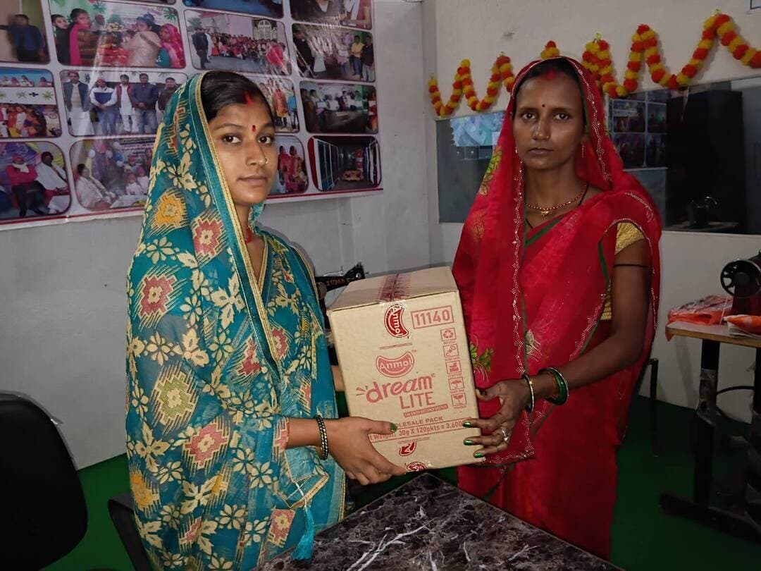 MRGVS संस्थान के सौजन्य से ग्रामीण प्राथमिक शिक्षा केंद्र के पर्यवेक्षिका ने बच्चों के लिए बिस्कुट ले जाती हुई.....कैसा लग रहा हैं संस्थान की कार्य काॅमेंट बांक्स में जरुर लिखें....धन्यवाद