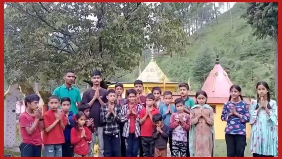#हनुमान मंदिर हटवाल गाव में #बच्चों ने किया #हनुमान चालीसा पाठ #मंदिर परिसर की साफ सफाई भी की
#थत्यूड/सकलाना। आज मंगलवार के दिन सकलाना क्षेत्र के ग्राम पंचायत हटवाल गांव के हनुमान मंदिर में गांव के बच्चों ने सामूहिक #हनुमान चालीसा का पाठ किया और मंदिर परिसर की साफ-सफाई भी। #देखिएतस्वीरें, उन्होंने क्या कुछ किया।