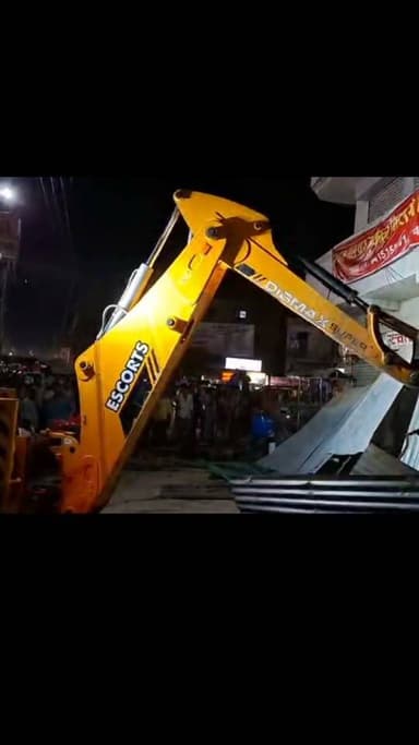अवैध अतिक्रमण पर नगर पालिका परिषद उरई का चला बुलडोजर!!!