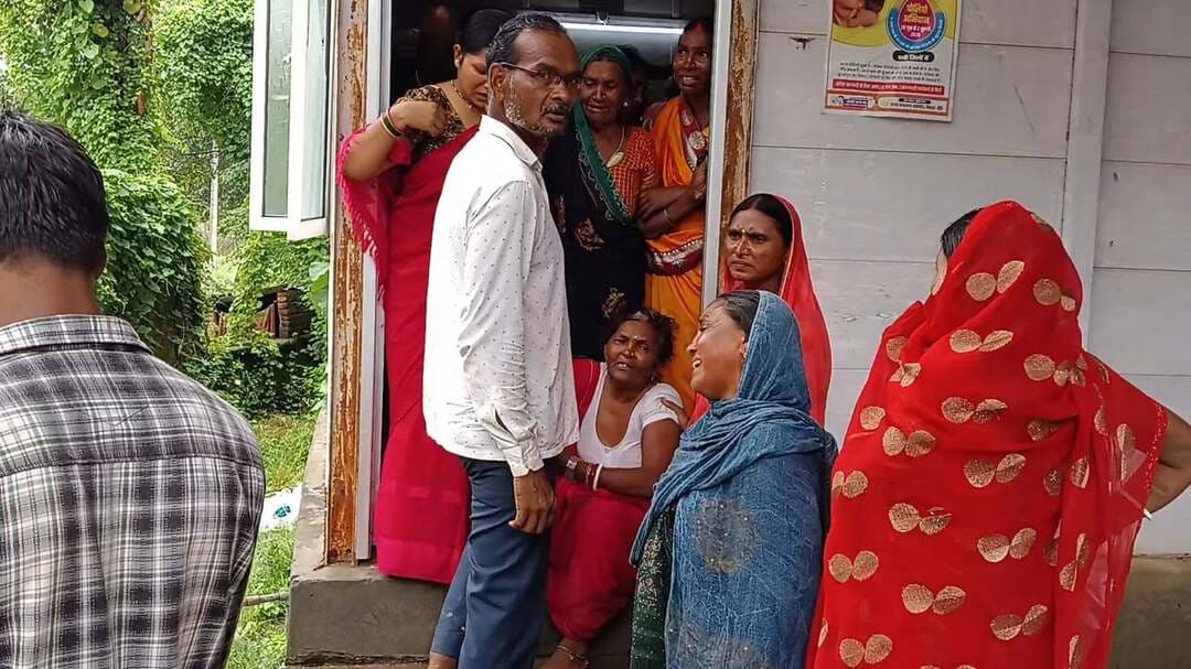 तिलोखर में करंट लगने से महिला की मौत, परिवार में मचा कोहराम
नौहट्टा प्रखंड के तिलोखर पंचायत के वार्ड नंबर 15 में मंगलवार को बिजली का तार टूटकर गिरने से एक महिला की करंट की चपेट में आने से मौत हो गई। मृतका की पहचान तिलेश्वर सिंह की 44 वर्षीय पत्नी धनबरती देवी के रूप में हुई है।
ग्रामीणों के अनुसार, बारिश के दौरान बिजली के तार में शॉर्ट सर्किट होने के बाद तार टूटकर महिला के ऊपर गिर गया। करंट की चपेट में आने से वह गंभीर रूप से झुलस गईं। स्वजन व ग्रामीण तत्काल उन्हें रेफरल अस्पताल नौहट्टा ले गए, जहां चिकित्सकों ने मृत घोषित कर दिया।
घटना की सूचना के बाद परिवार में मातम पसर गया। चुटिया थानाध्यक्ष रोहित कुमार ने बताया कि शव का पोस्टमार्टम कराकर स्वजन को सौंप दिया गया है।
तिलोखर | नौहट्टा | रोहतास
#तिलोखर #नौहट्टा #रोहतास #बिजलीकरंट #विद्युतस्पर्शाघात #महिलाकीमौत #दुर्घटना #बिजलीतार #स्थानीयसमाचार #Rohtas #Nohatta #ApnaRohtas #अपनारोहतास