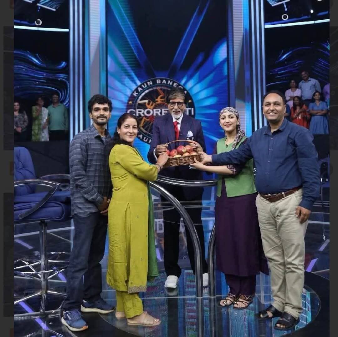 ЁЯМЯ KBC рдХреЗ рдордВрдЪ рдкрд░ рдХреБрдВрдЧрд╢ рдХреА рдмреЗрдЯреА рдиреЗ рдмрдврд╝рд╛рдпрд╛ рдХреНрд╖реЗрддреНрд░ рдХрд╛ рдорд╛рди
рдХреБрдВрдЧрд╢ рдХреА рдмреЗрдЯреА рд╢реНрд░реБрддрд┐ рдард╛рдХреБрд░ рдХрд╛ рдХреМрди рдмрдиреЗрдЧрд╛ рдХрд░реЛрдбрд╝рдкрддрд┐ рдХреЗ рдордВрдЪ рддрдХ рдкрд╣реБрдБрдЪрдирд╛ рдкреВрд░реЗ рдХреНрд╖реЗрддреНрд░ рдХреЗ рд▓рд┐рдП рдЧрд░реНрд╡ рдФрд░ рдЦреБрд╢реА рдХрд╛ рдкрд▓ рд╣реИред рджреЗрд╢ рдХреЗ рдХрд░реЛрдбрд╝реЛрдВ рджрд░реНрд╢рдХреЛрдВ рджреНрд╡рд╛рд░рд╛ рджреЗрдЦреЗ рдЬрд╛рдиреЗ рд╡рд╛рд▓реЗ рдЗрд╕ рдкреНрд░рддрд┐рд╖реНрдард┐рдд рдордВрдЪ рдкрд░ рд╣рд┐рдорд╛рдЪрд▓реА рд╡реЗрд╢рднреВрд╖рд╛ рдореЗрдВ рдЕрдкрдиреА рдЙрдкрд╕реНрдерд┐рддрд┐ рджрд░реНрдЬ рдХрд░рд╡рд╛рдХрд░ рдЙрдиреНрд╣реЛрдВрдиреЗ рди рдХреЗрд╡рд▓ рдЕрдкрдиреЗ рдкрд░рд┐рд╡рд╛рд░, рдмрд▓реНрдХрд┐ рдХреБрдВрдЧрд╢, рдЖрдиреА рдФрд░ рдкреВрд░реЗ рд╣рд┐рдорд╛рдЪрд▓ рдХрд╛ рдирд╛рдо рд░реЛрд╢рди рдХрд┐рдпрд╛ рд╣реИред
рдпрд╣ рддрд╕реНрд╡реАрд░ рдХреЗрд╡рд▓ рдПрдХ рддрд╕реНрд╡реАрд░ рдирд╣реАрдВ, рдмрд▓реНрдХрд┐ рдореЗрд╣рдирдд, рдЖрддреНрдорд╡рд┐рд╢реНрд╡рд╛рд╕ рдФрд░ рд╕рдкрдиреЛрдВ рдХреА рдЙрдбрд╝рд╛рди рдХреА рдХрд╣рд╛рдиреА рд╣реИред рдЫреЛрдЯреЗ рд╕реЗ рдкрд╣рд╛рдбрд╝реА рдХреНрд╖реЗрддреНрд░ рд╕реЗ рдирд┐рдХрд▓рдХрд░ рджреЗрд╢ рдХреЗ рд╕рдмрд╕реЗ рд▓реЛрдХрдкреНрд░рд┐рдп рдордВрдЪреЛрдВ рдореЗрдВ рд╕реЗ рдПрдХ рддрдХ рдкрд╣реБрдБрдЪрдирд╛ рдирд┐рд╢реНрдЪрд┐рдд рд░реВрдк рд╕реЗ рдЖрдиреЗ рд╡рд╛рд▓реА рдкреАрдврд╝рд┐рдпреЛрдВ рдХреЗ рд▓рд┐рдП рдкреНрд░реЗрд░рдгрд╛ рд╣реИред рдмреЗрдЯрд┐рдпрд╛рдБ рдЬрдм рдЖрдЧреЗ рдмрдврд╝рддреА рд╣реИрдВ рддреЛ рд╕рд┐рд░реНрдл рдкрд░рд┐рд╡рд╛рд░ рдирд╣реАрдВ, рдкреВрд░рд╛ рдХреНрд╖реЗрддреНрд░ рдЧреМрд░рд╡рд╛рдиреНрд╡рд┐рдд рд╣реЛрддрд╛ рд╣реИред
ЁЯМ║ рд╢реНрд░реБрддрд┐ рдард╛рдХреБрд░ рдХреЛ рд╣рд╛рд░реНрджрд┐рдХ рдмрдзрд╛рдИ рдПрд╡рдВ рдЙрдЬреНрдЬреНрд╡рд▓ рднрд╡рд┐рд╖реНрдп рдХреЗ рд▓рд┐рдП рд╢реБрднрдХрд╛рдордирд╛рдПрдБред