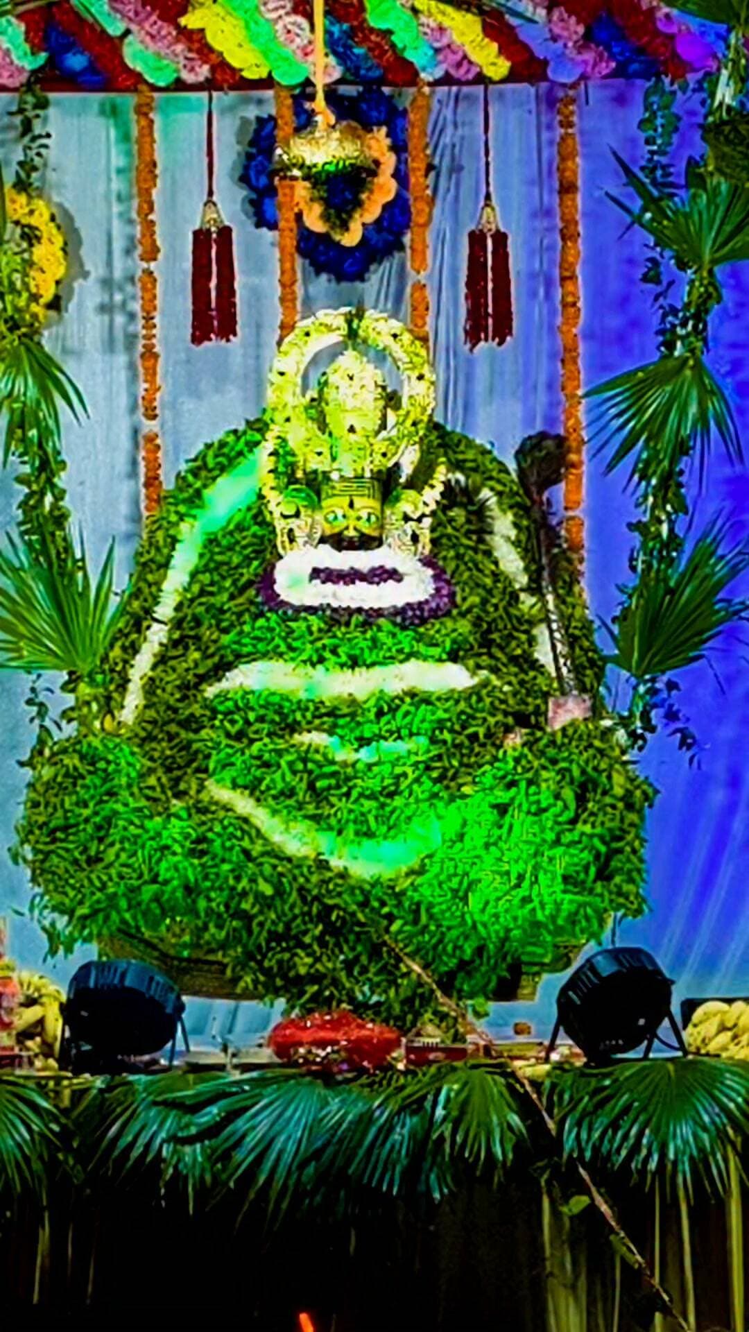 🕉️ दो साल पूरे होने पर भव्य श्याम महोत्सव 🕉️
टिकैतनगर। नगर पंचायत टिकैतनगर में प्रत्येक माह आयोजित होने वाले श्याम महोत्सव के सफलतापूर्वक 2 वर्ष पूर्ण होने के उपलक्ष्य में बाबा श्याम का भव्य दरबार सजाया गया है। इस अवसर पर श्रद्धालुओं में विशेष उत्साह देखने को मिल रहा है।
श्याम बाबा के भव्य उत्सव में बड़ी संख्या में श्रद्धालु पहुंचकर बाबा के दर्शन एवं भक्ति में शामिल हो रहे हैं। पूरा परिसर भक्तिमय वातावरण से गूंज रहा है।
🙏 आप सभी सादर आमंत्रित हैं।
आइए, बाबा श्याम के दरबार में पहुंचकर आशीर्वाद प्राप्त करें और इस पावन उत्सव के सहभागी बनें।
श्याम कमेटी, टिकैतनगर
निवेदक — रवि गुप्ता
जिला संवाददाता, बाराबंकी
#श्याममहोत्सव #बाबाश्याम #टिकैतनगर #श्यामकमेटी #बाराबंकी #श्यामभक्त #धार्मिकआयोजन