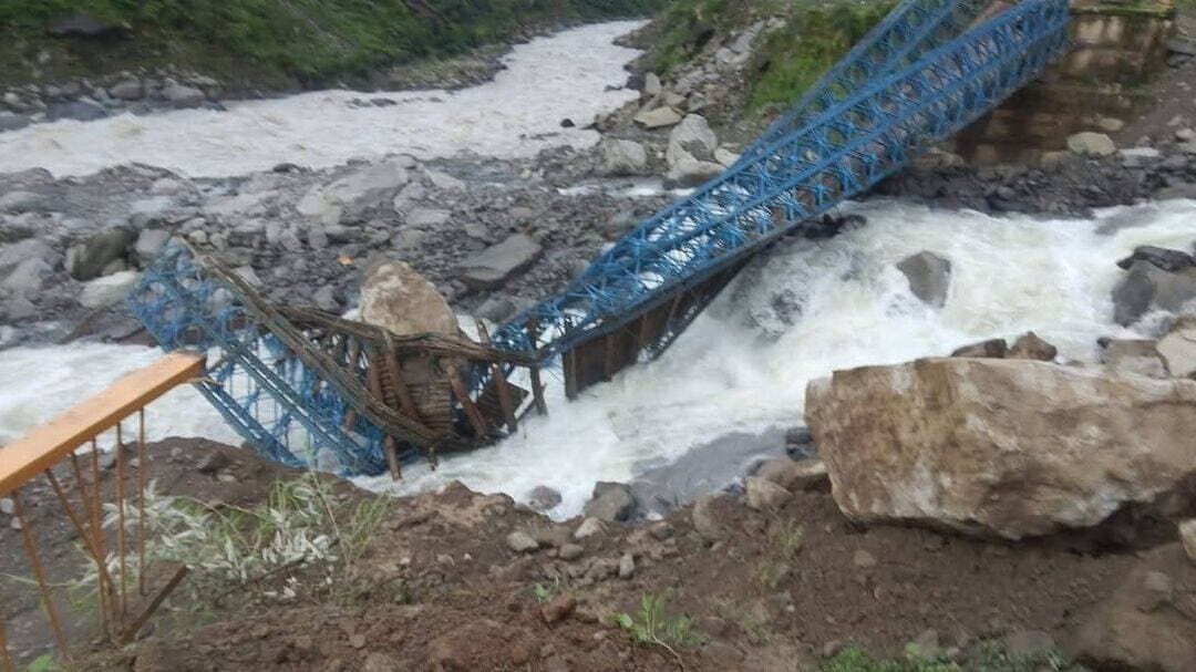 ब्रेकिंग न्यूज़
नदीम परवेज़ धारचूला
*धारचूला के कुलागाड़ में भारी बारिश से मोटर पुल ध्वस्त, दारमा-व्यास-चौंदास घाटियों का संपर्क* टूटा
धारचूला। भारी बारिश के चलते धारचूला के कुलागाड़ में मोटर पुल ध्वस्त हो गया है। पुल टूटने से दारमा, व्यास और चौंदास घाटियों का तहसील मुख्यालय धारचूला से संपर्क पूरी तरह कट गया है।
बताया जा रहा है कि कुलागाड़ का यह गधेरा हर साल बारिश के दौरान तबाही मचाता है। बीआरओ द्वारा हर वर्ष इस नाले पर पुल बनाया जाता है, लेकिन भारी बारिश और तेज बहाव के कारण पुल बार-बार क्षतिग्रस्त हो जाता है। स्थायी समाधान नहीं होने से सीमांत क्षेत्र के ग्रामीणों को हर साल परेशानी का सामना करना पड़ रहा है।
मोटर पुल टूटने से सीमांत गांवों में राशन, दवाइयों और अन्य जरूरी सामान की आपूर्ति प्रभावित होने की आशंका है। वहीं, लिपूलेख सड़क मार्ग पर भी आवाजाही पूर्ण रूप से बाधित हो गई है।
ग्रामीणों ने प्रशासन और बीआरओ से तत्काल वैकल्पिक व्यवस्था करने तथा पुल के स्थायी समाधान के लिए ठोस कदम उठाने की मांग की है।
पूर्व में भी पांच करोड की लागत का पक्का पुल बर्बाद हो चुका है गधेरा हर बरसात में तबाही मचाता है।
फोटो संलग्न है