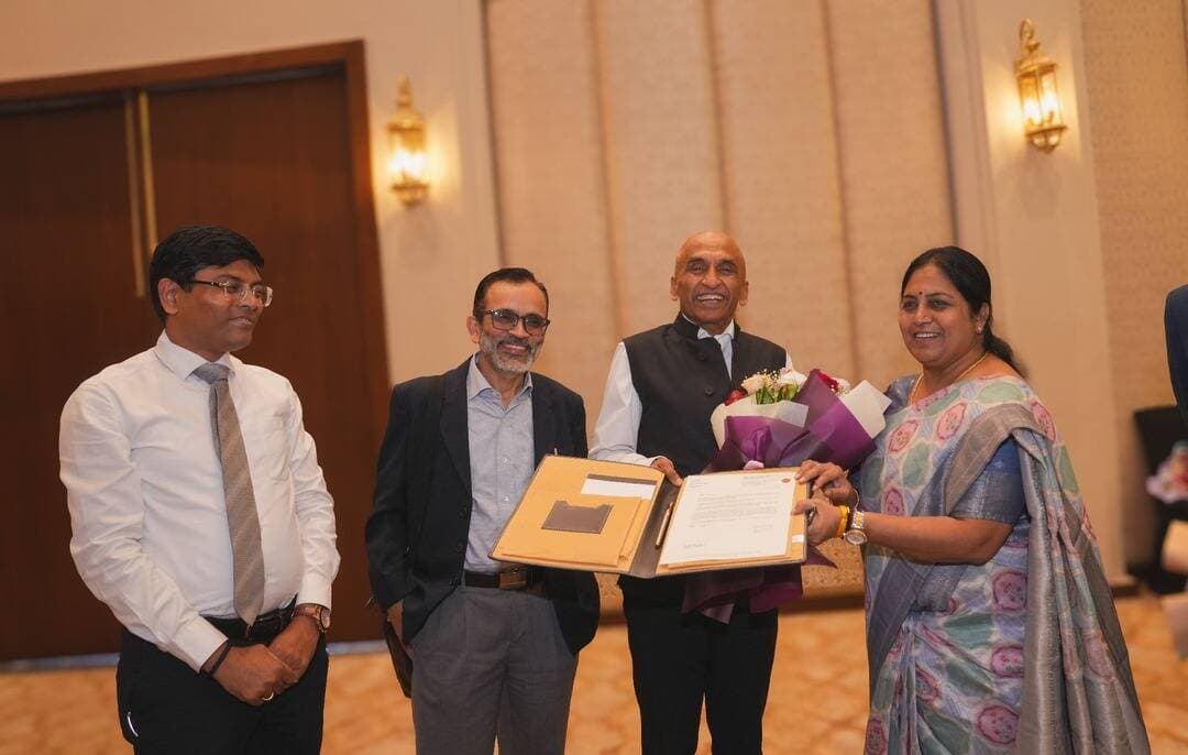टीम भावना, नवाचार और राष्ट्रहित की भावना के साथ बढ़ेंगे विकास के कदम - अलका मूंदड़ा
-डॉ. अलका मूंदड़ा इंडियन ऑयल के निदेशक मंडल में नियुक्त, समारोह में किया गया अभिनंदन
उदयपुर, 18 अगस्त। इंडियन ऑयल कॉरपोरेशन लिमिटेड के निदेशक मंडल में निदेशक पद पर नियुक्ति के अवसर पर डॉ. अलका मूंदड़ा का गरिमापूर्ण समारोह में अभिनंदन किया गया। इस अवसर पर उन्होंने इंडियन ऑयल परिवार और वरिष्ठ अधिकारियों के प्रति आभार व्यक्त करते हुए कहा कि उन्हें मिली यह जिम्मेदारी उनके लिए गौरव के साथ-साथ महत्वपूर्ण दायित्व भी है।
समारोह में इंडियन ऑयल कॉरपोरेशन लिमिटेड के कंपनी सचिव कमल कुमार गलवानी, राजस्थान स्टेट ऑफिस के कार्यकारी निदेशक एवं राज्य प्रमुख मनोज कुमार गुप्ता तथा उदयपुर डिविजनल ऑफिस के डिविजनल रिटेल हेड विकास वर्मा की गरिमामय उपस्थिति रही। उन्होंने डॉ. अलका मूंदड़ा को नई जिम्मेदारी के लिए शुभकामनाएं दीं और उनके सफल कार्यकाल की कामना की।
इस अवसर पर डॉ. अलका मूंदड़ा ने कहा कि इंडियन ऑयल देश की ऊर्जा आवश्यकताओं को पूरा करने में महत्वपूर्ण भूमिका निभाने वाला प्रतिष्ठित महारत्न सार्वजनिक उपक्रम है। ऐसे संस्थान के निदेशक मंडल में दायित्व मिलना उनके लिए सम्मान की बात है। उन्होंने विश्वास व्यक्त किया कि टीम भावना, नवाचार और राष्ट्रहित की भावना के साथ कंपनी की विकास यात्रा में प्रभावी योगदान देने का अवसर मिलेगा।
उन्होंने इंडियन ऑयल के नेतृत्व एवं परिवार के प्रति विश्वास व्यक्त करने के लिए आभार जताया। साथ ही कहा कि बदलते ऊर्जा परिदृश्य में कंपनी को भविष्य के लिए और अधिक सक्षम बनाने, नवाचार को बढ़ावा देने तथा सतत विकास की दिशा में मिलकर कार्य करना महत्वपूर्ण होगा।
इस अवसर पर शहर के कई गणमान्य अतिथियों का आशीर्वाद रहा। उन्होंने डॉ. मूंदड़ा को नई जिम्मेदारी के लिए बधाई देते हुए उनके उज्ज्वल एवं सफल कार्यकाल की शुभकामनाएं दीं।