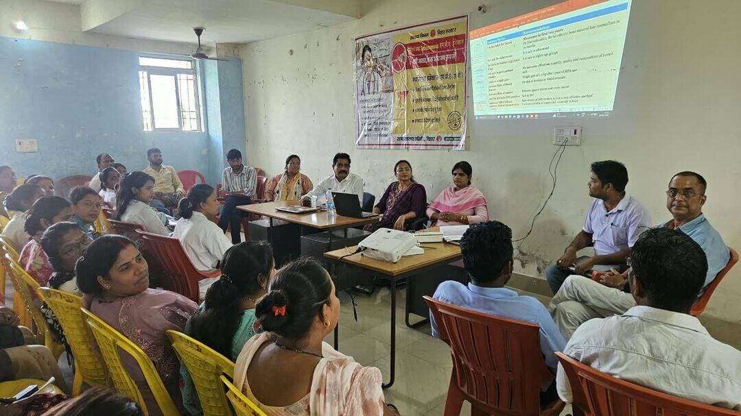 शिवहर में परिवार नियोजन के आधुनिक साधन 'अंतरा सबक्यूटेनियस' (MPA-SC) पर रिफ्रेशर ट्रेनिंग का आयोजन,
शिवहर:जिला स्वास्थ्य समिति शिवहर के सभागार में आज पीएसआई-इंडिया के सहयोग से एक दिवसीय रिफ्रेशर ट्रेनिंग का आयोजन किया गया। यह प्रशिक्षण सरोजा सीताराम सदर अस्पताल शिवहर, सामुदायिक स्वास्थ्य केंद्र पिपराही, अतिरिक्त प्राथमिक स्वास्थ्य केंद्र कमरोली, HWC सिंगाही एवं बसहिया शेख की सभी एएनएम (ANM), जीएनएम (GNM) और स्टाफ नर्सों के लिए परिवार नियोजन के आधुनिक साधन 'अंतरा सबक्यूटेनियस' (MPA-SC) विषय पर केंद्रित था। कार्यक्रम की अध्यक्षता सिविल सर्जन डॉ. रवींद्र कुमार सिंह ने की। ट्रेनिंग के प्रमुख बिंदु:
1. अस्पताल के विभिन्न वार्डों में सेवा का विस्तार: सिविल सर्जन शिवहर ने प्रतिभागियों को संबोधित करते हुए कहा कि इस प्रशिक्षण का मुख्य उद्देश्य 'अंतरा सबक्यूटेनियस' साधन को मजबूती प्रदान करना और अस्पताल परिसर के विभिन्न वार्डों व विभागों में इस सेवा का विस्तार करना है।
2. राज्य में प्रथम स्थान का लक्ष्य: डॉ. रवींद्र कुमार सिंह ने बताया कि शिवहर जिले में MPA-SC के प्रदर्शन में अभी बहुत काम करने की आवश्यकता है। यदि सदर अस्पताल के सभी चिन्हित वार्डों (टीकाकरण, ओपीडी, प्रसव वार्ड, ओटी, एएनसी आदि) में इसका विस्तार हुआ, तो जिला राज्य में प्रथम स्थान पर रहेगा। उन्होंने उपाधीक्षक को सभी मुख्य विभागों में इसे शुरू करने और प्रभारी चिकित्सा पदाधिकारी पिपराही को कार्यक्रम में तत्काल सुधार लाने का निर्देश दिया।
3. सुरक्षित और अत्याधुनिक साधन: जिला कार्यक्रम प्रबंधक श्रीमती मुक्ता भारती ने बताया कि अंतरा सबक्यूटेनियस परिवार नियोजन का एक अत्याधुनिक अस्थाई साधन है। इसका कोई साइड इफेक्ट नहीं है और हर इच्छुक व योग्य दंपत्ति को इसे अपनाना चाहिए।
4. प्रदर्शन में सुधार की आवश्यकता: जिला अनुश्रवण एवं मूल्यांकन पदाधिकारी शोएब रजा और जिला सामुदायिक उत्प्रेरक श्री रवि कुमार ने कहा कि जिले में परिवार नियोजन का कार्य अच्छा चल रहा है, लेकिन अंतरा सबक्यूटेनियस के मामले में प्रदर्शन अभी संतोषप्रद नहीं है। इस प्रशिक्षण का उद्देश्य कार्यक्रम में सुधार करना और अगले डोज के लाभार्थियों की संख्या में वृद्धि लाना है।
5. तकनीकी सहयोग और जानकारी: मास्टर ट्रेनर डॉ. रूबी कुमारी (जिला अस्पताल शिवहर) एवं डॉ. सुषमा (सीएचसी पिपराही) ने पीपीटी प्रेजेंटेशन के माध्यम से MPA-SC के बारे में विस्तृत जानकारी दी और प्रशिक्षुओं के सभी डाउट्स क्लियर किए।
6. उचित अंतराल पर जोर: पीएसआई-इंडिया के प्रतिनिधि नृपेन्द्र कुमार एवं रविकान्त सिंह ने परिवार नियोजन कार्यक्रम के महत्व पर प्रकाश डाला। उन्होंने कहा कि इसका मुख्य उद्देश्य माँ और बच्चे के उत्तम स्वास्थ्य तथा परिवार कल्याण के लिए दो बच्चों के जन्म के बीच उचित अंतराल सुनिश्चित करना है।