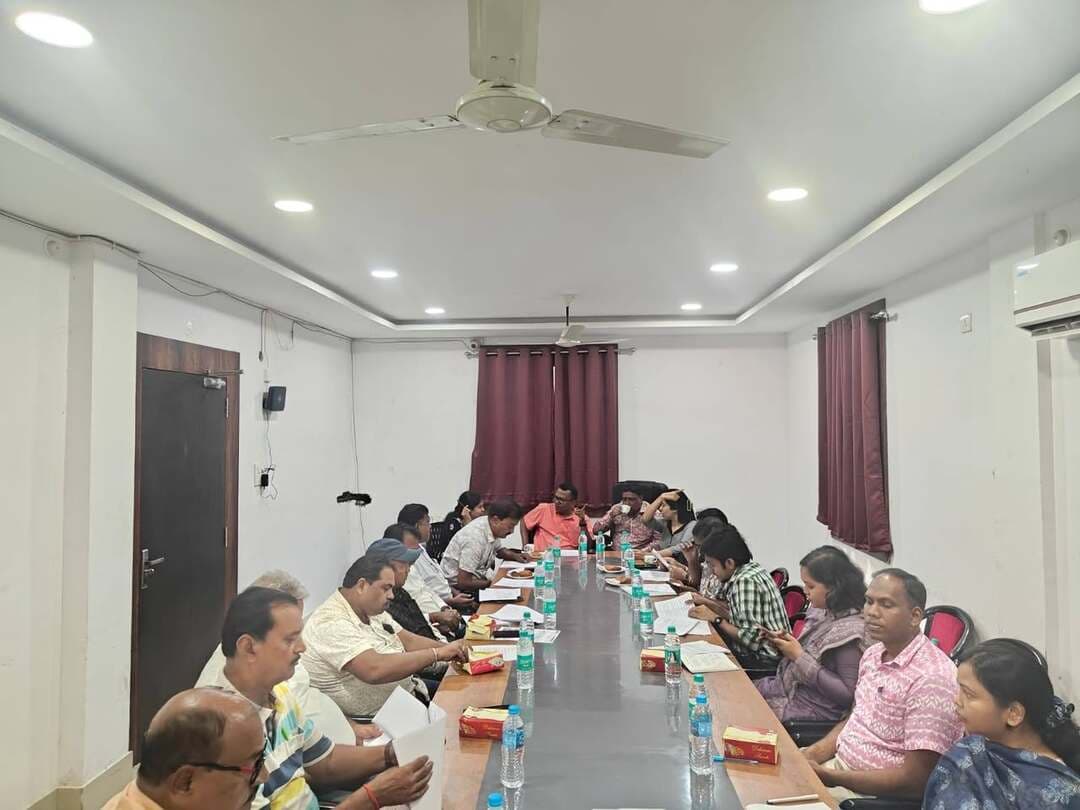 *ଏସ ଆଇ ଆର୍ ଉପରେ ରାଜନୈତିକ ଦଳର ପ୍ରତିନିଧିଙ୍କ ସହ ବୈଠକ ଅନୁଷ୍ଠିତ*
ସୁନ୍ଦରଗଡ଼, ୧୮/୦୮/୨୬: ସ୍ୱତନ୍ତ୍ର ସଘନ ସଂଶୋଧନ ବା ଏସ ଆଇ ଆର୍ ଉପରେ ଆଜି ଅତିରିକ୍ତ ଜିଲ୍ଲାପାଳ (ରାଜସ୍ୱ) ଙ୍କ ସମ୍ମିଳନୀ କକ୍ଷଠାରେ ବିଭିନ୍ନ ରାଜନୈତିକ ଦଳର ପ୍ରତିନିଧି ମାନଙ୍କ ସହ ଏକ ବୈଠକ ଅନୁଷ୍ଠିତ ହୋଇଯାଇଛି। ବୈଠକ ରେ ଅତିରିକ୍ତ ନିର୍ବାଚନ ଅଧିକାରୀ ତଥା ଅତିରିକ୍ତ ଜିଲ୍ଲାପାଳ ଶ୍ରୀ ସୂରଜ ପଟ୍ଟନାୟକ, ଅତିରିକ୍ତ ଜିଲ୍ଲାପାଳ (ରାଜସ୍ବ) ଶ୍ରୀ ଅଭିମନ୍ୟୁ ମାଝୀ , ସଦର ଉପଜିଲ୍ଲାପାଳ ଶ୍ରୀମତୀ ତେଜସ୍ଵିନୀ ବେହେରା, ଡେପୁଟି କଲେକ୍ଟର (ନିର୍ବାଚନ) ସୁଶ୍ରୀ ପ୍ରଧାନ ଏବଂ ବିଭିନ୍ନ ରାଜନୈତିକ ଦଳର ପ୍ରତିନିଧି ମଧ୍ୟରୁ ଶ୍ରୀମତୀ କୁସୁମ ଟେଟେ,ଶ୍ରୀ ଜୟ ନାରାୟଣ ତ୍ରିପାଠୀ, ଶ୍ରୀ ଭେଷଜ ରଥ, ଶ୍ରୀ ଅଜିତ ପ୍ରସାଦ, ଶ୍ରୀ ପର୍ଶୁରାମ ସରାଫ, ଶ୍ରୀ ଅମିୟ କୁମାର ପ୍ରଧାନ, ଶ୍ରୀ ଅନିଲ କୁମାର ବରୁଆ, ଇକବାଲ ମଲ୍ଲିକ ପ୍ରମୁଖ ଯୋଗ ଦେଇଥିଲେ।
ଜିଲ୍ଲାରେ ଚାଲୁଥିବା ସ୍ୱତନ୍ତ୍ର ସଘନ ସଂଶୋଧନର ଦାବି ଓ ଆପତ୍ତି ପର୍ଯ୍ୟାୟ ର ଶେଷ ତାରିଖ ହେଉଛି ୧୯/୦୮/୨୬। ବୈଠକରେ ଏହି ସବୁ ପର୍ଯ୍ୟାୟ ଗୁଡ଼ିକ ଉପରେ ବିଶେଷ ଭାବେ ଆଲୋଚନା କରାଯାଇଥିଲା। ଏହି ଅବସରରେ ରାଜନୈତିକ ଦଳ ମାନଙ୍କୁ ଫର୍ମ ୯,୧୦,୧୧,୧୧A ଓ ୧୧B ପ୍ରଦାନ କରାଯାଇଥିଲା । ସେହିଭଳି ଫର୍ମ ୬,୭ ଓ ୮ ଉପରେ ବିସ୍ତୃତ ଭାବେ ଆଲୋଚନା କରାଯାଇଥିଲା।
ଏହି ଅବସରରେ ଅତିରିକ୍ତ ନିର୍ବାଚନ ଅଧିକାରୀ ତଥା ଅତିରିକ୍ତ ଜିଲ୍ଲାପାଳ ଶ୍ରୀ ସୂରଜ ପଟ୍ଟନାୟକ ସମସ୍ତ ରାଜନୈତିକ ଦଳ ଗୁଡ଼ିକୁ ସଂଶୋଧନ କାର୍ଯ୍ୟ ନିର୍ଦ୍ଧାରିତ ସମୟ ମଧ୍ୟରେ ସମାପ୍ତ କରିବା ପାଇଁ ସହଯୋଗ କରିବାକୁ ଅନୁରୋଧ କରିଥିଲେ।
ଏକ ସମ୍ପୂର୍ଣ୍ଣ ସ୍ବଚ୍ଛ ଏବଂ ତ୍ରୁଟି ଶୂନ୍ୟ ଭୋଟର ତାଲିକା ପ୍ରସ୍ତୁତ ନେଇ ବୈଠକରେ ଆଲୋଚନା କରାଯାଇଥିଲା।