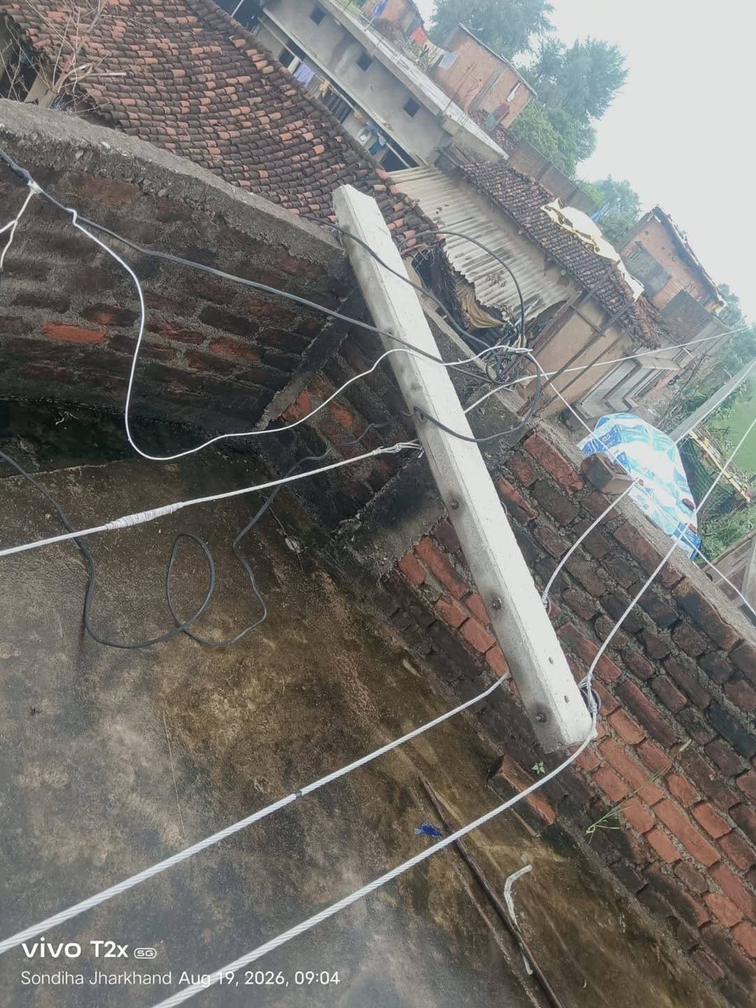 आंधी-बारिश के कारण बिजली के खंभे एवं तार क्षतिग्रस्त होने पर विद्युत आपूर्ति बहाल कराने हेतु अनुरोध
सगमा प्रखंड से अखिलेश राम की रिपोर्ट
सगमा : सगमा प्रखंड में लगातार दो दिनों से बारिश होने से ग्राम सोनड़ीहा के हमारे क्षेत्र में लगातार हुई तेज बारिश एवं खराब मौसम के कारण बिजली व्यवस्था पूरी तरह से क्षतिग्रस्त हो गई है। बारिश के दौरान एक बड़ा महुआ का पेड़ गिरने के कारण बिजली के तारों एवं विद्युत व्यवस्था को काफी नुकसान पहुंचा है। इस दुर्घटना में लगभग चार बिजली के खंभे टूट गए हैं तथा बिजली के तार भी जमीन पर गिर गए हैं। इसके कारण हमारे क्षेत्र के लगभग 100 घरों की विद्युत आपूर्ति पूरी तरह से बाधित हो गई है और सभी परिवार अंधेरे में रहने को मजबूर हैं।
बिजली नहीं रहने के कारण ग्रामीणों को काफी कठिनाइयों का सामना करना पड़ रहा है। बच्चों की पढ़ाई प्रभावित हो रही है, पेयजल की व्यवस्था में परेशानी हो रही है तथा रात के समय लोगों को सुरक्षा संबंधी समस्याओं का भी सामना करना पड़ रहा है। इसके अलावा, जमीन पर गिरे हुए बिजली के तारों के कारण किसी व्यक्ति या पशु के संपर्क में आने से गंभीर दुर्घटना होने की आशंका बनी हुई है। इसलिए इस समस्या का शीघ्र समाधान किया जाना अत्यंत आवश्यक है।
अतः बिजली विभाग से विनम्र आग्रह है कि इस गंभीर समस्या को प्राथमिकता के आधार पर संज्ञान में लेते हुए मौके पर बिजली विभाग की टीम भेजी जाए। टूटे हुए चारों बिजली के खंभों को जल्द से जल्द बदलवाया जाए तथा क्षतिग्रस्त बिजली के तारों की मरम्मत कर सुरक्षित रूप से विद्युत लाइन को पुनः स्थापित किया जाए। साथ ही, बिजली की आपूर्ति जल्द से जल्द बहाल करने की कृपा की जाए, ताकि लगभग 100 प्रभावित घरों में पुनः बिजली उपलब्ध हो सके।
हम सभी ग्रामीण बिजली विभाग के इस कार्य में पूरा सहयोग करने के लिए तैयार हैं। अतः जनहित एवं सुरक्षा को ध्यान में रखते हुए हमारी समस्या का जल्द से जल्द समाधान कराने की कृपा करें।