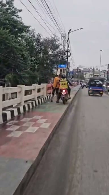 ଫୁଟପାଥ ର ଜବରଦସ୍ତ ବ୍ୟବହାର