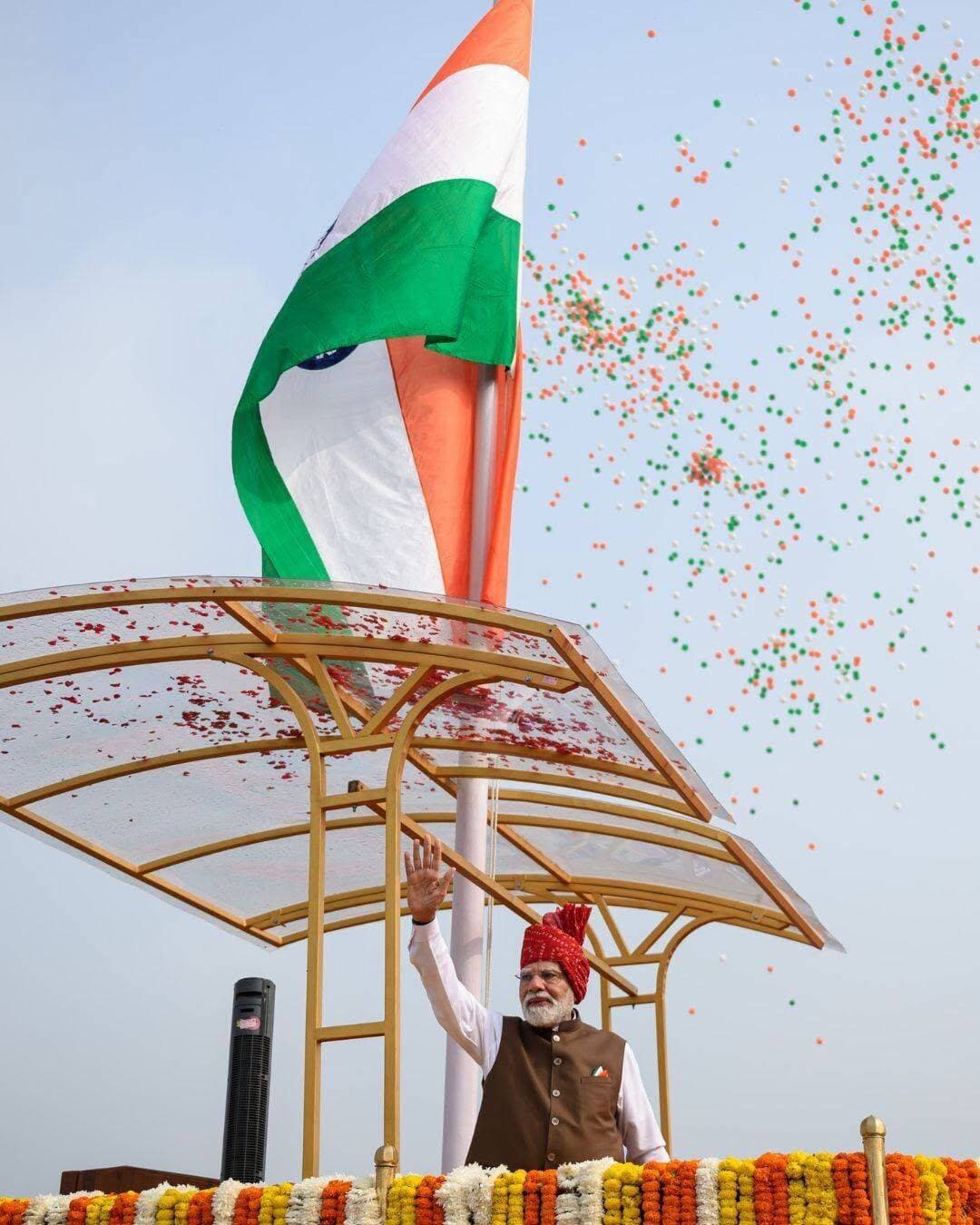 देश के प्रधानमंत्री नरेंद्र दास मोदी जनता को संबोधित करते हुए