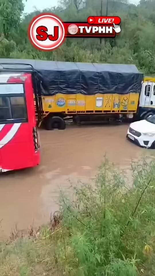 बद्दी के मलपुर में बारिश से NH-105 बना तालाब
बद्दी के मलपुर में भारी बारिश से NH-105 पर जलभराव
सड़क पर जमा पानी से राहगीरों और वाहन चालकों की बढ़ी परेशानी
जलभराव के चलते सड़क पर लगा भारी जाम
लोगों ने प्रशासन से जल्द जलनिकासी की व्यवस्था करने की मांग
#Baddi #Malpur #NH105 #HeavyRain #RainAlert #TrafficJam #HimachalPradesh #BaddiNews #BreakingNews #RoadCondition