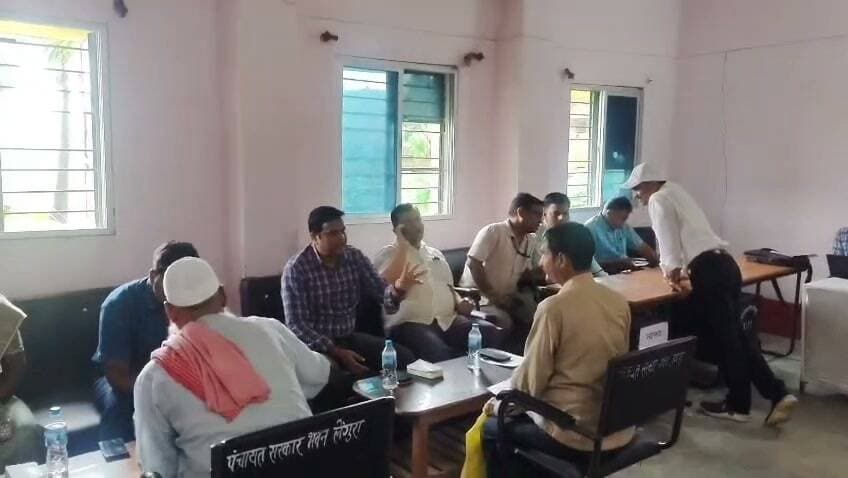 रजौली के लेंगुरा में सहयोग शिविर का आयोजन किया गया
सनोज कुमार संगम
रजौली प्रखंड के लेंगुरा गाँव में पंचायत सरकार भवन में सहयोग शिविर का आयोजन किया गया । जिसमें एक दिन पूर्व 22 आवेदन आया और 16 आवेदन का निष्पादन किया गया एवं सहयोग शिविर में आए 15 आवेदन में एक भी आवेदन का निष्पादन नहीं किया गया।वहीं प्रखंड स्तरीय अधिकांश अधिकारियों के साथ जिला परिवहन पदाधिकारी रंजीत कुमार ने लेंगुरा पंचायत सरकार भवन पहुंचकर अपनी अपनी उपस्थिति दर्ज कराई। ग्रामीणों ने बताया कि शिविर का समय सुबह 10:00 बजे से लेकर शाम 4:00 बजे तक निर्धारित किया गया था ।
ग्रामीणों ने कहा कि अपनी समस्या शिविर में अधिकारियों के पास रखा गया । जिसमें एक भी ग्रामीणों के मामले का निष्पादन नहीं किया गया।
ग्रामीणों ने यह भी बताया कि इससे पहले हरदिया, रजौली पश्चिमी ,अमावां पूर्वी और रजौली पूर्वी पंचायत में आयोजित सहयोग शिविर में प्रखंड स्तरीय अधिकारी मौजूद थे ।बीडीओ संजीव झा ने कहा कि ग्रामीणों को निराश होने की आवश्यकता नहीं है उनकी सभी समस्याओं का निष्पादन 30 दिनों के अंदर कर दिया जाएगा। वहीं वीडियो ने बताया कि शिविर से पूर्व ग्रामीणों द्वारा कुल 22 आवेदन प्राप्त हुए थे जिन में 16 का निष्पादन शिविर में ही किया गया वहीं शिविर में पहुंचे 15 आवेदनों को संबंधित पदाधिकारी को सुपुर्द किया गया है । ग्रामीणों को किसी प्रकार का दिक्कतों का सामान नहीं करना पड़ेगा ।