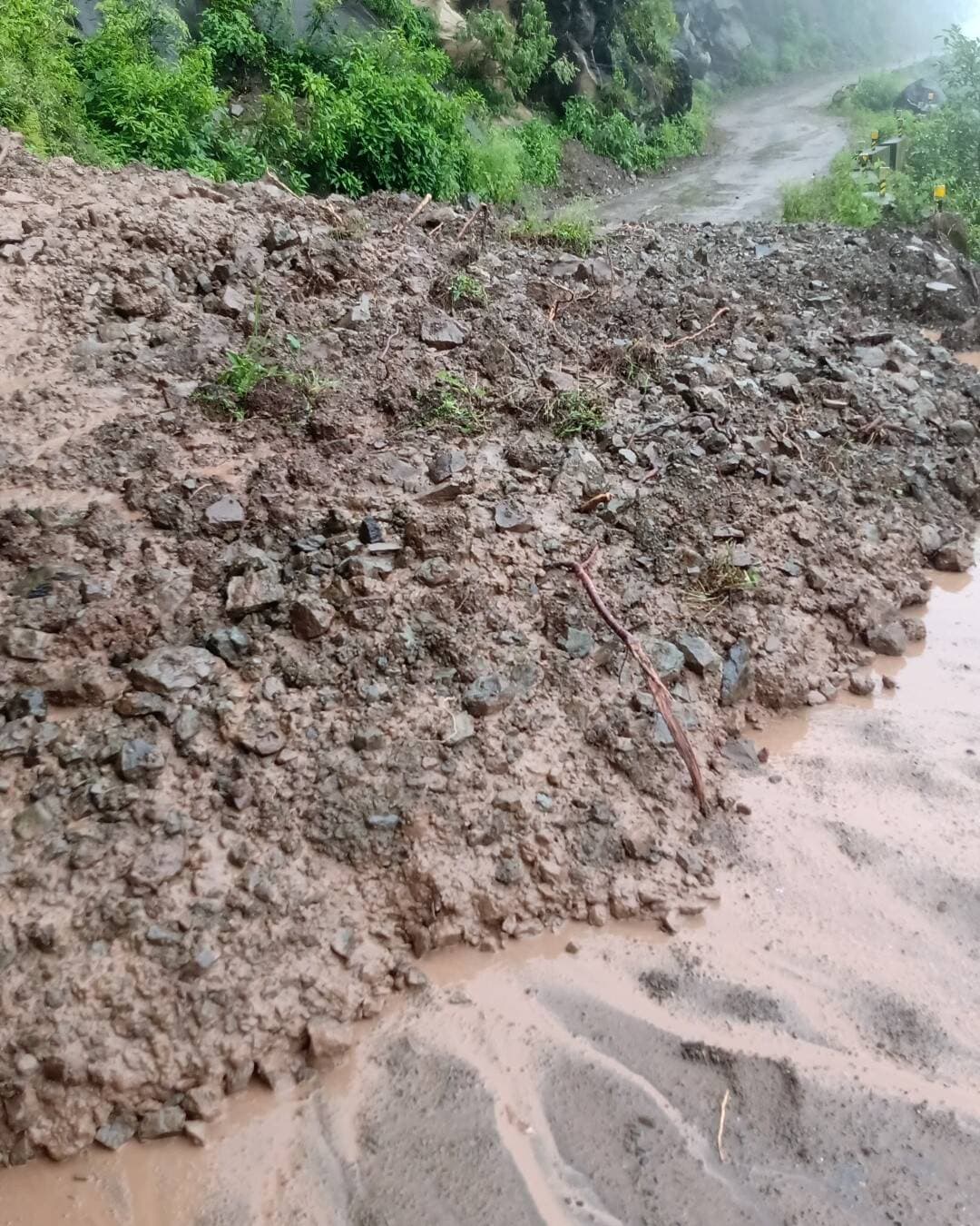 पधर:- नौहली- पधर सड़क मार्ग पर गलमाठा पपलाहन के बीच में पहाड़ी से मलबा गिरने के कारण फिलहाल मार्ग बंद है.