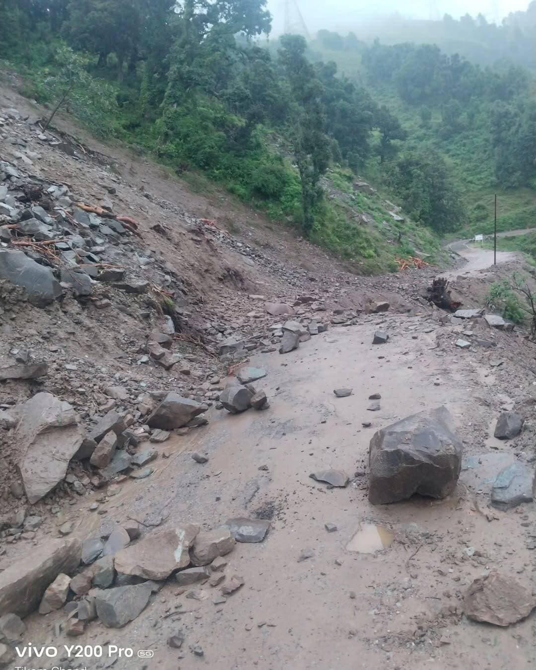 सूचना:- कांडी में भूस्खलन के कारण सड़क मार्ग बन्द हो गया है, बारिश लगी होने के कारण पहाड़ी से पत्थर गिर रहे हैं जिस कारण मलवा हटाने के लिए मशीन से काम करने में खतरा है, जैसे ही बारिश रुक जाएगी तो सड़क से मशीन द्वारा मलवा हटा कर सड़क मार्ग बहाल कर दिया जाएगा।
धन्यवाद 💐👏