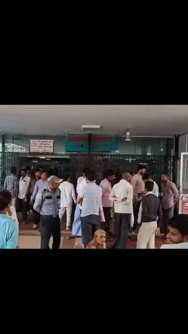 जालौन : मेडिकल कॉलेज में मरीज के परिजनों लगाए लापरवाही के आरोप! परिजनों ने मेडिकल कॉलेज में किया हंगामा, मरीज़ के पैर में फ्रैक्चर होने पर किया था भर्ती, मेडिकल कॉलेज उरई में इलाज के दौरान हुई मौत, कदौरा क्षेत्र के परोसा गांव का था मृतक किसान, मेडिकल कॉलेज के प्राचार्य ने तीन वरिष्ठ चिकित्सकों को सौंपी, जांच की जिम्मेदारी!!