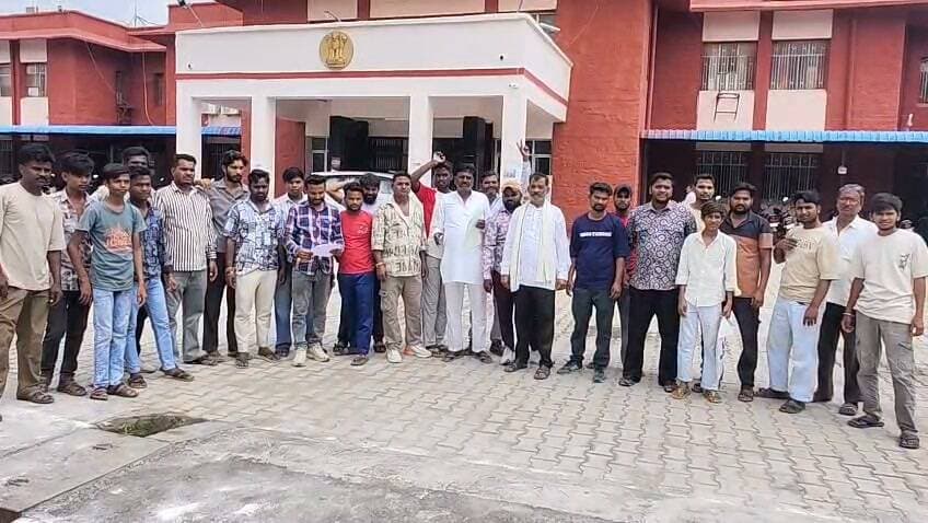 बारां के वार्ड 28 में 25 साल से SC सीट आने का विरोध, OBC आरक्षण की मांग, स्थानीय लोगों ने जिला कलेक्टर को ज्ञापन सौंपा, ज्ञापन में बताया गया कि वार्ड में करीब 2400 मतदाता हैं, जिनमें लगभग 1500 मतदाता OBC वर्ग से हैं।
#dcdmbaran #pradarshan #reservation #PoliticsNews #Baran