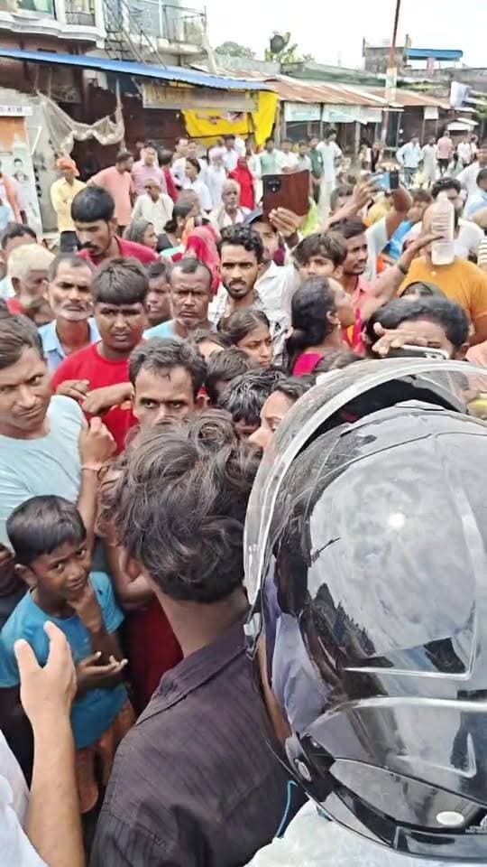 🚨 ब्रेकिंग न्यूज़ | निचलौल
डम्फर की चपेट में आकर चार युवकों की मौत, आक्रोशित परिजनों ने सड़क जाम कर किया प्रदर्शन
#BreakingNews #Nichlaul #Maharajganj #RoadAccident #NH730S #दमकी #निचलौल