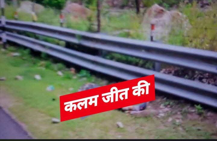BREAKING NEWS
किन्नौर NH-5 पर शव बरामद, मृतक की पहचान
किन्नौर के NH-5 हिम फ्रेश भवन के समीप अज्ञात अवस्था में मिले शव की पहचान जगदीश कुमार (48), पुत्र शिव राम, ग्राम पंचायत गानवी के रूप में हुई है।
पुलिस ने मामला दर्ज कर जांच शुरू कर दी है। मौत के कारणों का अभी खुलासा नहीं हुआ है।