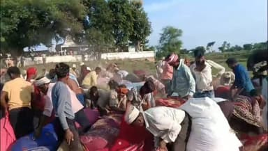 गोंडा के बाढ़ प्रभावित तरबगंज क्षेत्र के अइली परसौली में पंचायत भवन पर भूसा पहुंचते ही उसे लेने के लिए लोगों की भीड़ टूट पड़ी। जानवरों के चारे के लिए भूसे की बढ़ती मांग के बीच मौके पर मारामारी की स्थिति बन गई। हालात संभालने के लिए जिम्मेदारों को पुलिस बुलानी पड़ी और पुलिस की मौजूदगी में भूसे का वितरण कराया गया।
गोंडा में बाढ़ के चलते पशुओं के चारे का संकट गहराता जा रहा है। हरे चारे के साथ भूसे की मांग भी बढ़ गई है। उधर, घाघरा का जलस्तर खतरे के निशान से 47 सेंटीमीटर ऊपर है, हालांकि जलस्तर में कमी दर्ज की जा रही है। नदी में अभी भी करीब 3.33 लाख क्यूसेक पानी डिस्चार्ज हो रहा है। तरबगंज और नवाबगंज क्षेत्र में घाघरा का पानी लगातार फैलाव ले रहा है।
#Gonda #GondaFlood #तरबगंज #अइलीपरसौली #बाढ़ #घाघरा #बाढ़प्रभावितक्षेत्र #पशुचारा #भूसा