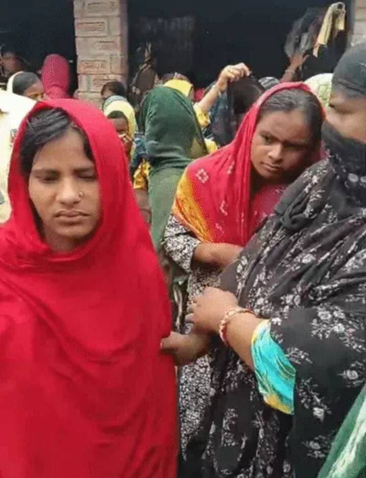 जमीन बेचने से रोका तो बेटे की हत्या।
मां बोली पिता ने साथियों की मदद से गला घोट कर मारा और फिर फंदे से लटका दिया
बेगूसराय में एक पिता पर अपने ही बेटे की हत्या का आरोप लगा है। मृतक की मां ने आरोप लगाया कि उसके पति ने ही बेटे की हत्या की है। महिला के मुताबिक, उसका पति एक जमीन बेचना चाहता था, जबकि बेटा जमीन बेचने के खिलाफ था। इसी बात को लेकर दोनों के बीच विवाद हुआ था।
महिला का आरोप है कि विवाद के बाद उसके पति ने कुछ साथियों के साथ मिलकर बेटे की हत्या कर दी। इसके बाद हत्या को आत्महत्या का रूप देने के लिए शव को घर लाकर रस्सी के सहारे लटका दिया।
घटना की जानकारी मिलने के बाद ग्रामीण मौके पर जुट गए। मृतक की मां का आरोप है कि ग्रामीणों ने उससे कहा कि जिसे मरना था, वह मर चुका है। अब उसके दो बेटे हैं, इसलिए बेटे का अंतिम बार चेहरा देखे और मामले को दबा दे। ग्रामीणों ने यह भी कहा कि अगर मामला सामने आया तो उसके पति को जेल जाना पड़ेगा।
घटना वीरपुर थाना क्षेत्र के मैदा वभनगामा गांव की है। सूचना मिलने के बाद पुलिस मौके पर पहुंची और मामले की जांच शुरू कर दी है। हालांकि, ग्रामीण इसे आत्महत्या बता रहे हैं, जबकि मृतक की मां ने अपने पति पर हत्या का आरोप लगाया है। पुलिस ने बताया कि पोस्टमार्टम रिपोर्ट आने के बाद मौत की असली वजह स्पष्ट हो सकेगी।
मृतक की पहचान 21 साल के मोहम्मद जीशान के रूप में की गई। जीशान कोलकाता में रहकर मजदूरी करता था और अपनी पत्नी के साथ-साथ घर का खर्च चलाता था। मृतक जीशान की मां जन्नती खातून ने बताया कि एक साल पहले मेरे बेटे की शादी हुई थी। फिलहाल, उसकी पत्नी अपने मायके नींगा गांव में रह रही है।
बाप-बेटे में विवाद की वजह 2 लाख रुपए की 10 धूर जमीन है। मेरे पति अशफाक इस जमीन को बेचना चाहते थे, लेकिन मेरा बेटा इसका विरोध करता था। कुछ दिनों पहले मेरे पति ने जमीन का सौदा कर लिया था और खरीदार से करीब 50 हजार रुपए एडवांस ले लिए थे।
13 अगस्त को कोलकाता गया, जमीन बिक्री की बात सुन 17 को घर आया’
जन्नती खातून ने बताया कि रमजान के समय जीशान घर आया तो सब कुछ ठीक था। इसके बाद 13 अगस्त को वो कोलकाता चला गया। कोलकाता में पता चला कि जमीन बेचने के लिए 50 हजार एडवांस ले लिया है तो वो 17 अगस्त यानी सोमवार की दोपहर गांव लौटकर आ गया। 17 अगस्त की शाम जीशान ने गांव में एक-दो जगहों पर पिता द्वारा जमीन के सौदे की जानकारी जुटाई।
सोमवार की रात जीशान अपने पिता से इसको लेकर बात करने वाला था। लेकिन इससे पहले ही मेरे पति ने अपने ही बेटे की हत्या की साजिश रच दी।
अशफाक ने अपने एक मित्र और अन्य सहयोगियों की मदद से जीशान को घर से करीब 500 मीटर दूर बगीचे में बुलाया और तीनों ने मिलकर जीशान की हत्या कर दी।
हत्या के बाद जीशान की लाश को लेकर तीनों घर आए, पंखे से लटकाया’
मृतक की मां ने बताया कि देर रात पूरा गांव सो गया था, तब मेरे पति अपने साथियों के साथ शव को उठाकर घर लेकर आया और फंदे से लटका दिया।
मेरा बेटा कोलकाता से आया तो काफी खुश था। उसने मुझसे पूछा-मम्मी क्या बनाया है। मैंने उसके लिए खीर और सब्जी बनाई थी। उसने बड़े प्यार से खाना खाया और सोने चला गया। सोने के बाद उसके पास किसी का फोन आया। बात करने के बहाने उसे घर से बाहर बुलाया और बगीचे में ले गया।
रात के अंधेरे में पति अपने साथियों के साथ लाश को बगीचे से लेकर घर आए। रस्सी की मदद से पंखे से मेरे बेटे की लाश को लटका दिया। सुबह जब मैं बेटे को जगाने गई तो कमरे में उसकी लाश फंदे से लटकी थी।
<nis:link nis:type=tag nis:id=breakingnews nis:value=BreakingNews nis:enabled=true nis:link/> <nis:link nis:type=tag nis:id=hindinews nis:value=HindiNews nis:enabled=true nis:link/> <nis:link nis:type=tag nis:id=hindinewsbegusarai nis:value=hindinewsbegusarai nis:enabled=true nis:link/> <nis:link nis:type=tag nis:id=hindinewsindia nis:value=hindinewsindia nis:enabled=true nis:link/> <nis:link nis:type=tag nis:id=hindinewschannel nis:value=hindinewschannel nis:enabled=true nis:link/>