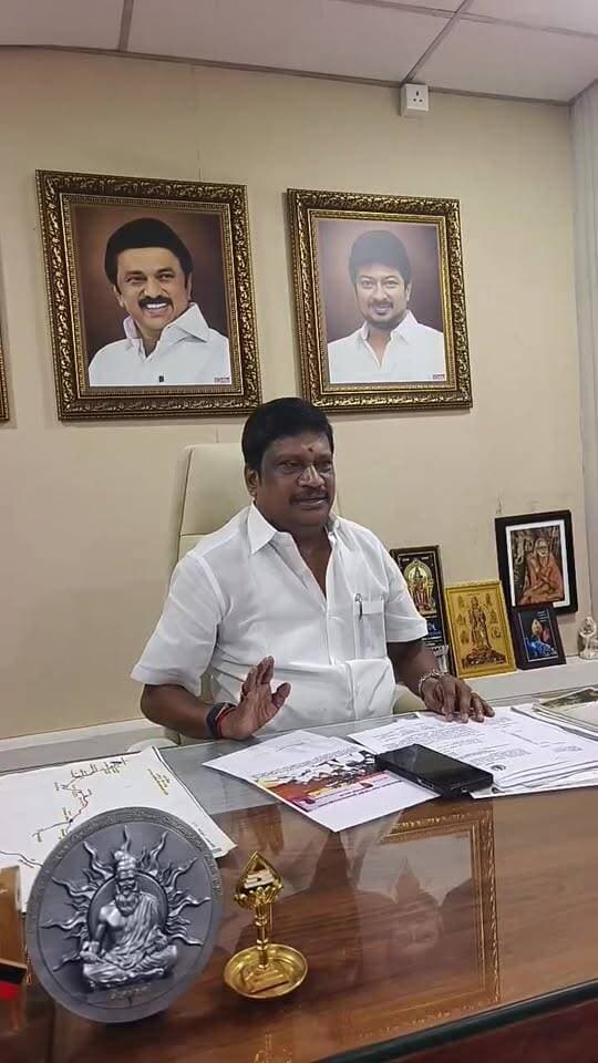நந்தன் கால்வாய் திட்டம் குறித்து சட்டமன்றத்தில் சி.வி.சண்முகம் பேசியதற்கு மறுப்பு!
மயிலம் சட்டமன்ற உறுப்பினர் சி.வி.சண்முகம் சட்டமன்றத்தில் நந்தன் கால்வாய் திட்டம் குறித்து தெரிவித்த கருத்துகளுக்கு முன்னாள் எம்.எல்.ஏ. அன்னியூர் சிவா பதில் அளித்தார்.
நந்தன் கால்வாய் திட்டம் தொடர்பான உண்மை நிலவரம் குறித்து விளக்கமளித்து, சி.வி.சண்முகத்தின் பேச்சுக்கு மறுப்பு தெரிவித்து அன்னியூர் சிவா பேசினார்.
📍 நேரலை – விழுப்புரம் மாவட்டம்
#நந்தன்கால்வாய் #அன்னியூர்சிவா #சிவிசண்முகம் #மயிலம் #விழுப்புரம் #TN32NEWS #Live