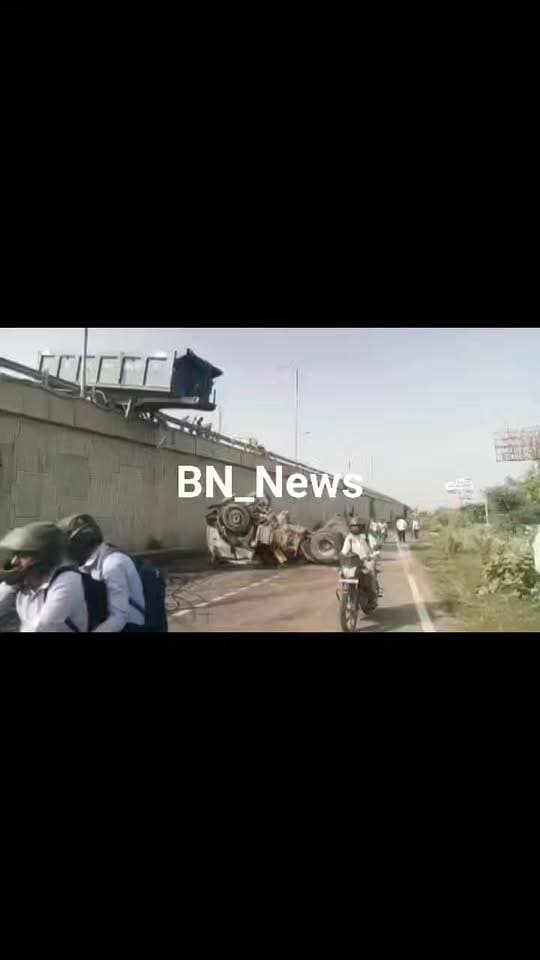 🚨 नीमराना में NH-48 पर बड़ा हादसा!
तेज रफ्तार ट्रेलर अनियंत्रित होकर कोलीला पुलिया से नीचे जा गिरा, केबिन नीचे गिरा तो ट्रॉली पुलिया के ऊपर हवा में झूलती रह गई। हादसे में चालक और परिचालक गंभीर घायल, केबिन में फंसे दोनों को राहगीरों व ग्रामीणों ने रेस्क्यू कर अस्पताल पहुंचाया।
🚔 नीमराना थाना पुलिस और NHAI टीम मौके पर
🚧 क्रेन से ट्रेलर हटाने का काम जारी
🔎 हादसे के कारणों की जांच शुरू
#BreakingNews #Neemrana #NH48 #RoadAccident #KotputliBehror #BNews #BN_News #RajasthanNews