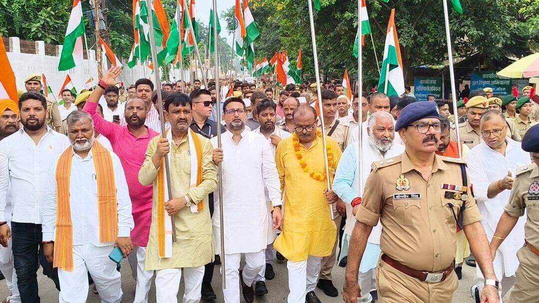 बलिया बलिदान दिवस पर वीर सपूतों को नमन, निकली भव्य फेरी यात्रा
बलिया: बलिया बलिदान दिवस के अवसर पर बुधवार को जिले में वीर स्वतंत्रता सेनानियों की शहादत और उनके अदम्य साहस को याद किया गया। इस दौरान ऐतिहासिक जिला कारागार का फाटक सांकेतिक रूप से खोलकर बलिदान दिवस समारोह का शुभारंभ किया गया। इसके बाद शहर के प्रमुख मार्गों और चौराहों से होकर भव्य फेरी यात्रा निकाली गई।
कार्यक्रम का नेतृत्व परिवहन राज्य मंत्री दयाशंकर सिंह ने किया। इस अवसर पर राज्य मंत्री अल्पसंख्यक कल्याण दानिश आजाद अंसारी, जिलाधिकारी मंगला प्रसाद सिंह और पुलिस अधीक्षक ओमवीर सिंह समेत जनप्रतिनिधि, प्रशासनिक एवं पुलिस अधिकारी मौजूद रहे।
बताया गया कि 19 अगस्त 1942 को भारत छोड़ो आंदोलन के दौरान बलिया के लोगों ने अंग्रेजी शासन के खिलाफ ऐतिहासिक संघर्ष किया था। चित्तू पांडेय के नेतृत्व में बलिया ने अंग्रेजी हुकूमत को चुनौती देते हुए समानांतर सरकार की स्थापना की थी। हजारों लोगों ने जिला कारागार पहुंचकर सेनानियों को मुक्त कराया था।
गुदरी बाजार में ब्रिटिश पुलिस से संघर्ष के दौरान कई बलिदानियों ने देश की आजादी के लिए अपने प्राण न्योछावर कर दिए थे। उन्हीं वीर सपूतों की स्मृति में प्रत्येक वर्ष 19 अगस्त को बलिया बलिदान दिवस मनाया जाता है।
फेरी यात्रा में मुख्य विकास अधिकारी, जिला कारागार अधीक्षक, अपर पुलिस अधीक्षक दक्षिणी, क्षेत्राधिकारी लाइन, स्वतंत्रता सेनानियों के परिजन तथा बड़ी संख्या में जनपदवासी शामिल हुए। कार्यक्रम के दौरान वीर शहीदों को श्रद्धांजलि अर्पित करते हुए उनके त्याग और बलिदान को याद किया गया।
<nis:link nis:type=tag nis:id=बलिया_बलिदान_दिवस nis:value=बलिया_बलिदान_दिवस nis:enabled=true nis:link/> <nis:link nis:type=tag nis:id=बलिया nis:value=बलिया nis:enabled=true nis:link/> <nis:link nis:type=tag nis:id=स्वतंत्रता_संग्राम nis:value=स्वतंत्रता_संग्राम nis:enabled=true nis:link/> <nis:link nis:type=tag nis:id=चित्तू_पांडेय nis:value=चित्तू_पांडेय nis:enabled=true nis:link/> <nis:link nis:type=tag nis:id=बलिदान_दिवस nis:value=बलिदान_दिवस nis:enabled=true nis:link/>