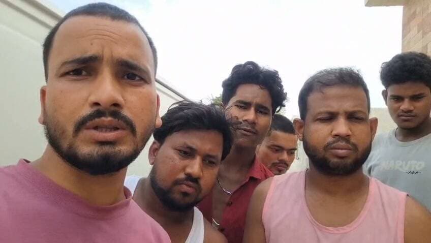 कुछ लोगों द्वारा दुबई में फंसे युवकों के बारे में गलत अफवाह फैलाया जा रहा। वायरल तीन युवा को दूसरे कामों में लगा दिया गया है जोकि झूठ है!युवकों ने अभी कुछ देर पहले ये वीडियो भेजा है ।