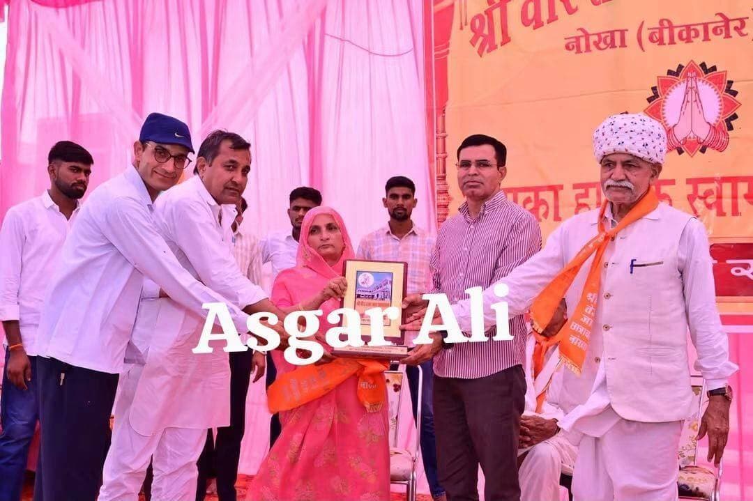 *शिक्षा के लिए कांग्रेस नेता रामनिवास तर्ड की बड़ी पहल, छात्रावास निर्माण में दिए 21 लाख रुपये*
नोखा - (असगर अली)शिक्षा और समाजसेवा के क्षेत्र में सराहनीय पहल करते हुए कांग्रेस नेता एवं सरपंच रामनिवास तर्ड ने श्रीवीर तेजा जाट छात्रावास, नोखा के नवनिर्माण के लिए 21 लाख रुपये की सहयोग राशि भेंट की।
नोखा में आयोजित छात्रावास के उद्घाटन समारोह के दौरान ग्राम जसरासर के समाजसेवी चौधरी दानाराम तर्ड के पौत्र रामनिवास तर्ड ने यह सहयोग राशि प्रदान की। इस अवसर पर ग्रामीणों एवं समाज के लोगों ने उनके योगदान की सराहना करते हुए कहा कि छात्रावास निर्माण में दिया गया यह सहयोग समाज के विद्यार्थियों की शिक्षा और उनके उज्ज्वल भविष्य के लिए महत्वपूर्ण साबित होगा।रामनिवास तर्ड ने कहा कि बच्चों की शिक्षा समाज के विकास की सबसे मजबूत नींव है। विद्यार्थियों को बेहतर शैक्षणिक वातावरण और सुविधाएं मिलें, इसके लिए हरसंभव सहयोग करना हमारा दायित्व है। उन्होंने कहा कि भविष्य में भी शिक्षा के साथ-साथ सामाजिक सरोकारों से जुड़े कार्यों में वे सदैव सहयोग के लिए तैयार रहेंगे।
समारोह में मौजूद ग्रामीणों एवं समाज के लोगों ने 21 लाख रुपये की सहयोग राशि देने पर रामनिवास तर्ड का आभार जताया और उनके इस कदम को समाज के लिए प्रेरणादायी बताया।