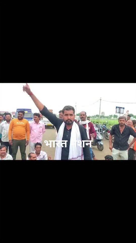 खुरई में खाद को लेकर किसानों का चक्काजाम
खुरई: बीना-खुरई मार्ग पर एग्रो के बाहर खाद नहीं मिलने से नाराज़ किसानों ने चक्काजाम कर दिया। किसान सड़क पर बैठ गए और विभागीय व्यवस्था पर सवाल उठाते हुए आरोप लगाए। किसानों का कहना है कि खाद के लिए उन्हें परेशान होना पड़ रहा है।
#KisanNews #KrishiVibhag #Khurai #BreakingNews #CollectorSagar #PROSagar #CMMadhyaPradesh #JansamparkMP