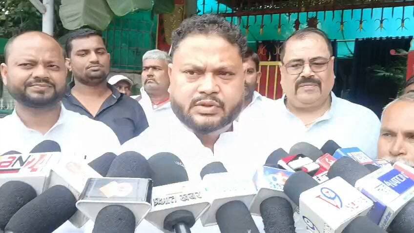 तेजस्वी यादव के आह्वान पर बेलागंज से निकला राजद समर्थकों का काफिला, पेपर लीक और छात्रों पर कथित कार्रवाई के मुद्दे पर सरकार से जवाब की मांग
बिहार के पूर्व उपमुख्यमंत्री एवं नेता प्रतिपक्ष तेजस्वी प्रसाद यादव के आह्वान पर प्रस्तावित राजभवन मार्च में शामिल होने के लिए बेलागंज के पूर्व राजद प्रत्याशी सह युवा राजद नेता डॉ. विश्वनाथ यादव सैकड़ों समर्थकों के साथ गया से पटना के लिए रवाना हुए। उनके साथ बेलागंज विधानसभा क्षेत्र से करीब 133 वाहनों का काफिला पटना के लिए रवाना हुआ।
पटना के जेपी गोलंबर से राजभवन तक प्रस्तावित पैदल मार्च में छात्र आंदोलनों के दौरान कथित बल प्रयोग, पेपर लीक और जिम्मेदार अधिकारियों पर कार्रवाई नहीं होने का मुद्दा प्रमुखता से उठाया जाएगा।
सरकार पर जमकर बरसे डॉ. विश्वनाथ यादव
जहानाबाद सांसद डॉ. सुरेंद्र प्रसाद यादव के गया स्थित आवास से रवाना होने से पहले मीडिया से बातचीत में डॉ. विश्वनाथ यादव ने सरकार पर जमकर निशाना साधा। उन्होंने कहा कि छात्र अपने हक और अधिकार की मांग कर रहे थे। ऐसे में उनके खिलाफ कथित तौर पर घातक हथियारों के इस्तेमाल की जांच होनी चाहिए और जिम्मेदार अधिकारियों पर कार्रवाई की जानी चाहिए।
उन्होंने कहा कि छात्र कोई अपराधी नहीं हैं, बल्कि अपने भविष्य और अधिकार की लड़ाई लड़ रहे हैं। पेपर लीक की घटनाओं पर सरकार को जवाब देना चाहिए, क्योंकि इसका सीधा असर लाखों छात्रों के भविष्य पर पड़ता है।
सड़क से सदन तक संघर्ष का ऐलान
डॉ. विश्वनाथ यादव ने कहा कि राजद छात्रों और युवाओं के मुद्दे पर सड़क से लेकर सदन तक संघर्ष जारी रखेगा। उन्होंने कहा कि बेलागंज से बड़ी संख्या में छात्र और युवा पटना पहुंचकर राजभवन मार्च में शामिल होंगे।
मीडिया को लेकर भी साधा निशाना
मीडिया पर टिप्पणी करते हुए डॉ. विश्वनाथ यादव ने आरोप लगाया कि विपक्ष से जुड़े मामलों को ज्यादा प्रमुखता दी जाती है, जबकि सत्ता पक्ष से जुड़े मामलों को नजरअंदाज किया जाता है। उन्होंने मीडिया से सभी घटनाओं को निष्पक्षता और समान दृष्टिकोण के साथ जनता के सामने रखने की अपील की।
राजभवन मार्च को लेकर अब राजनीतिक सरगर्मी तेज हो गई है। राजद नेताओं का कहना है कि छात्रों के अधिकार, पेपर लीक और कथित पुलिस कार्रवाई के मुद्दे पर सरकार से जवाब मांगा जाएगा।
बाइट : डॉ विश्वनाथ यादव, पूर्व प्रत्याशी बेलागंज सह युवा राजद